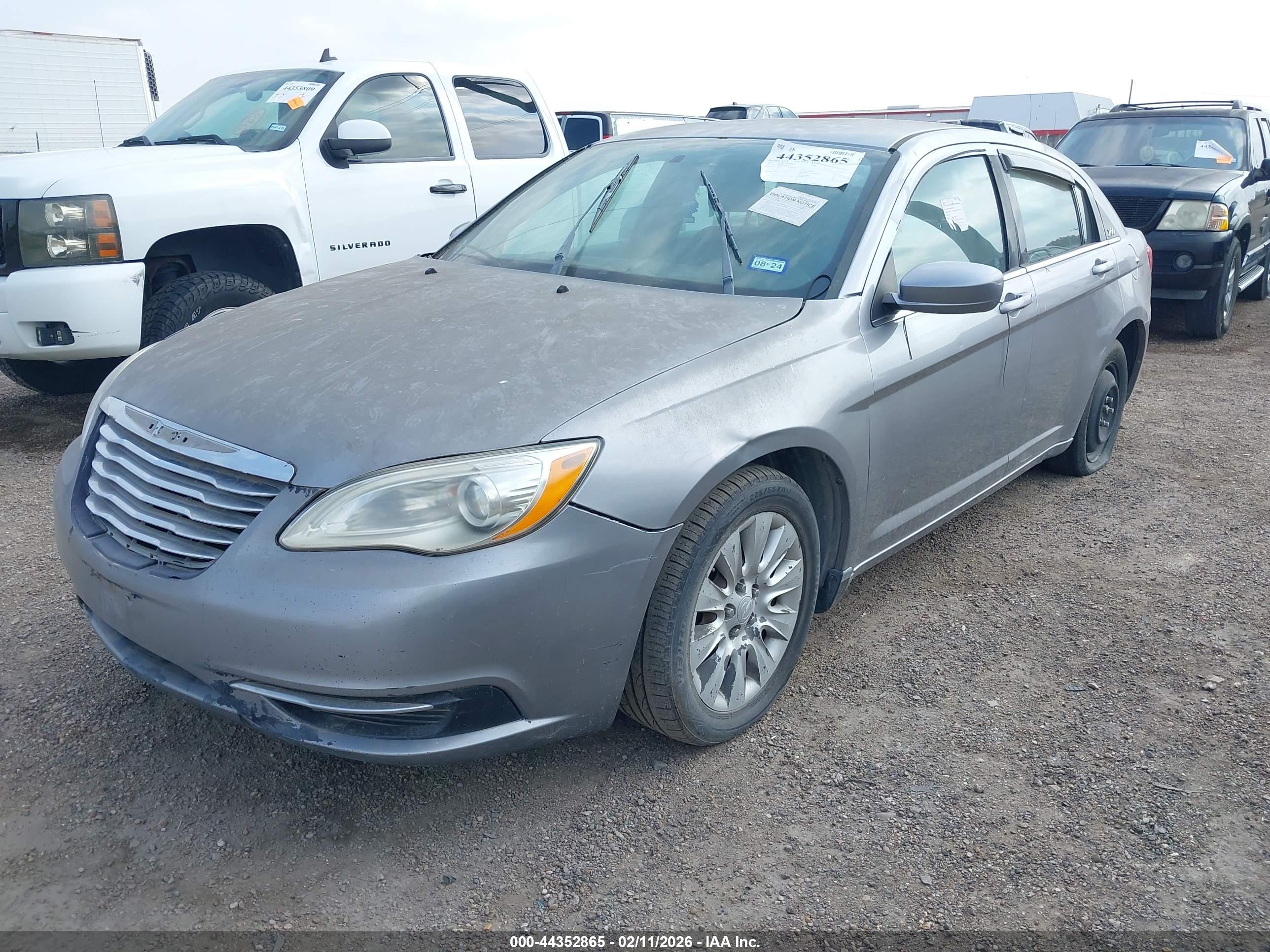 CHRYSLER 200 image 2
