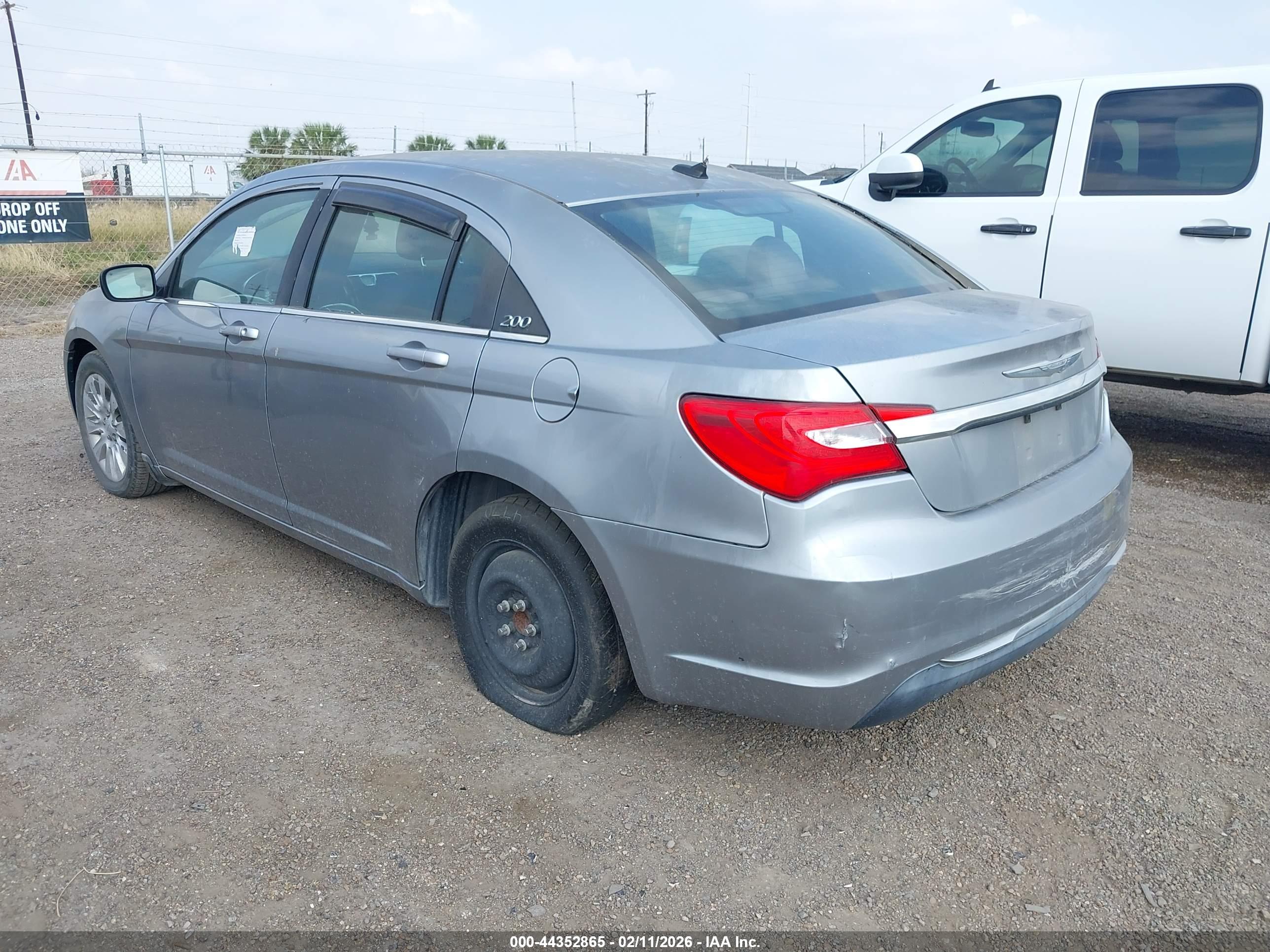 CHRYSLER 200 image 3