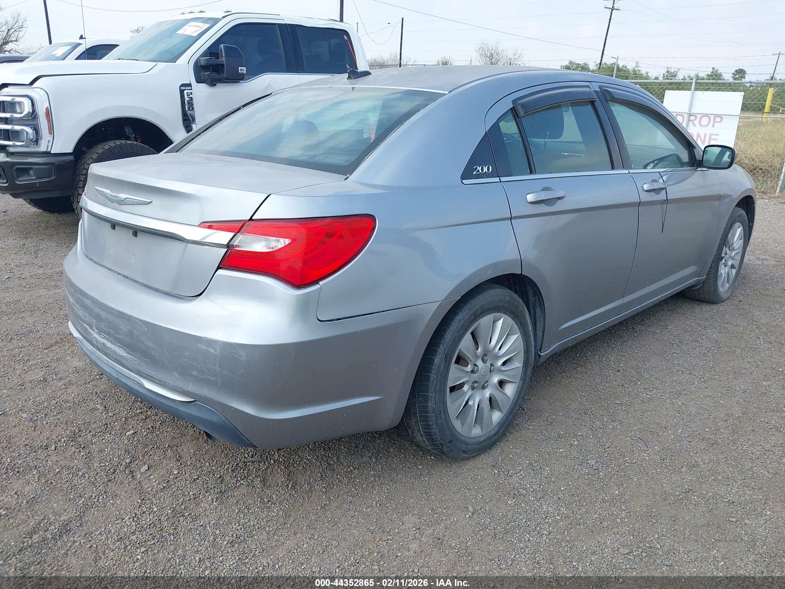 CHRYSLER 200 image 4