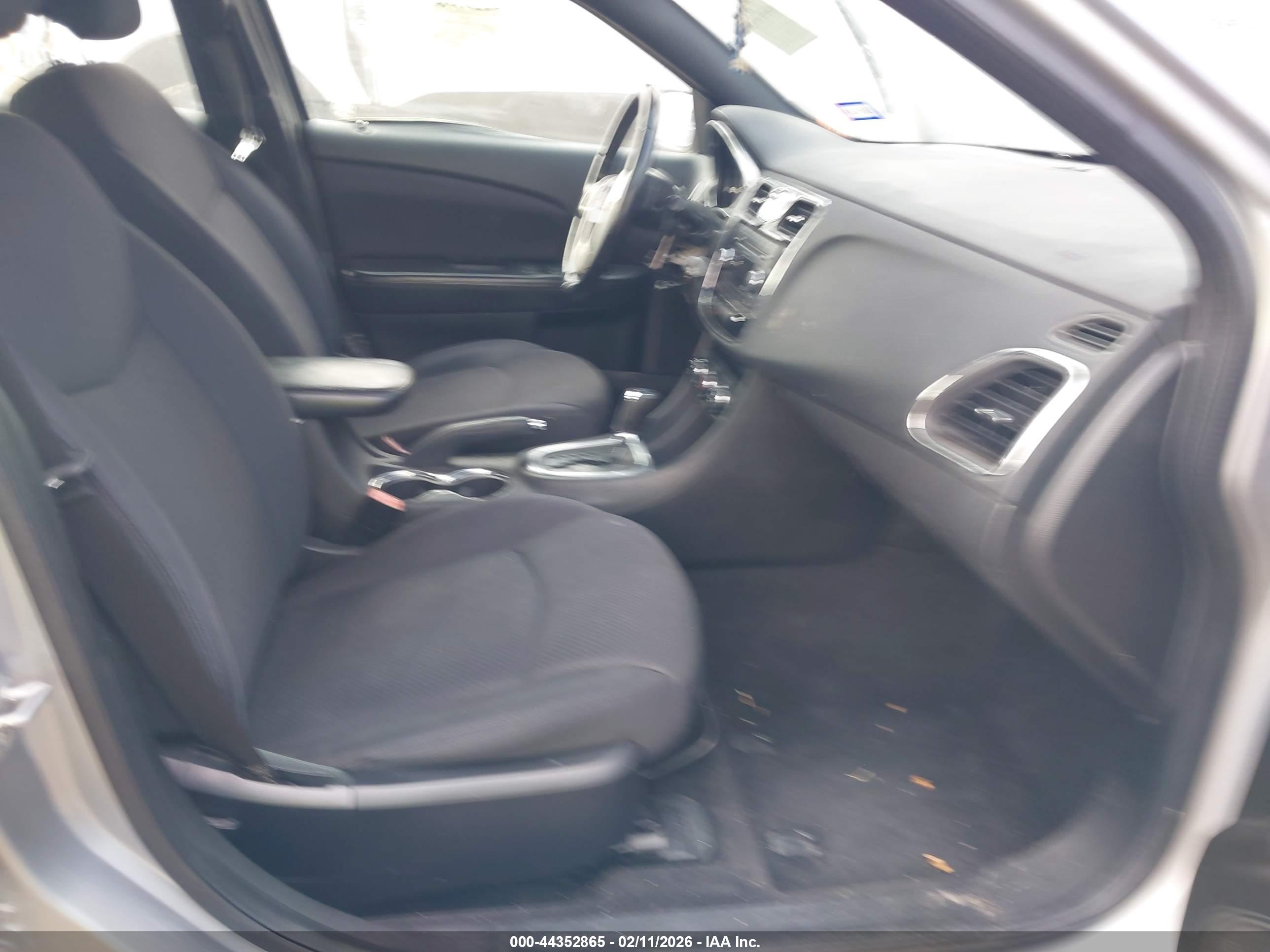 CHRYSLER 200 image 5