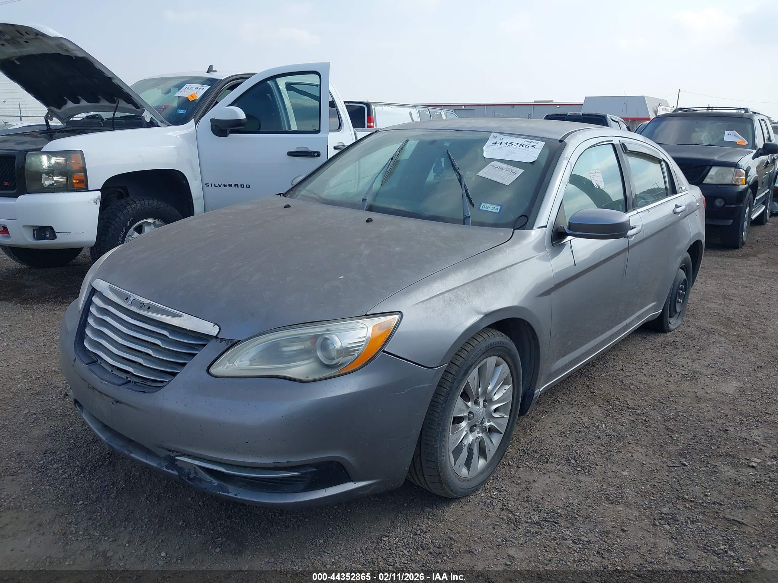 CHRYSLER 200 image 6