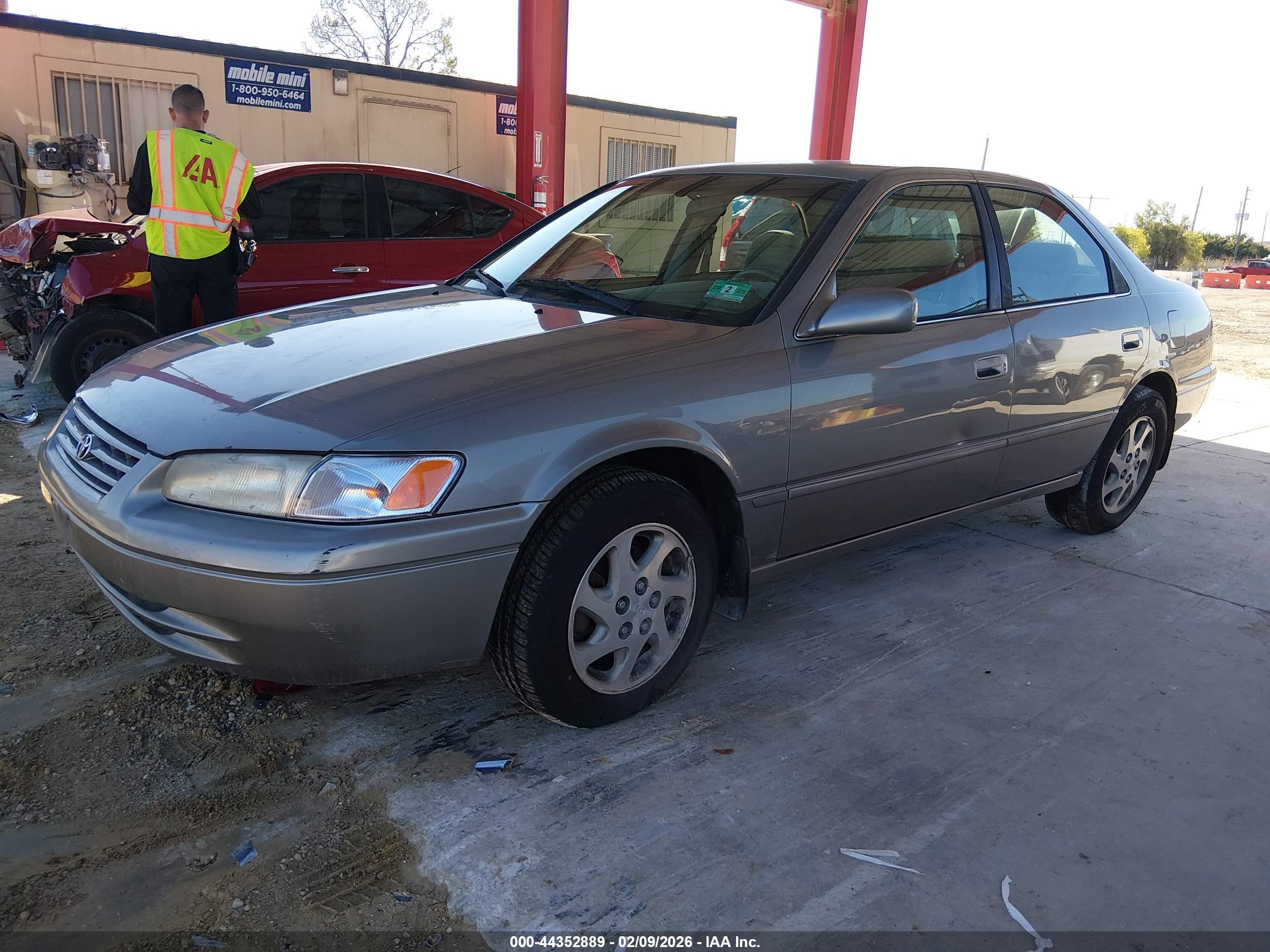 TOYOTA CAMRY image 2