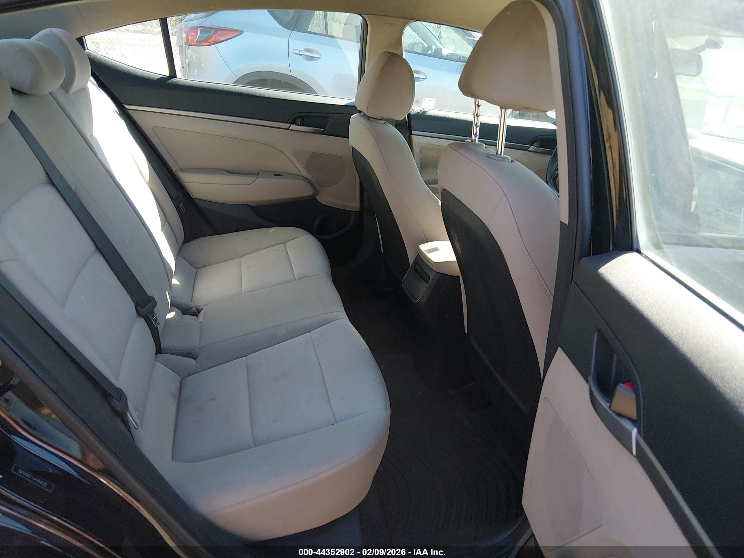 HYUNDAI ELANTRA image 8