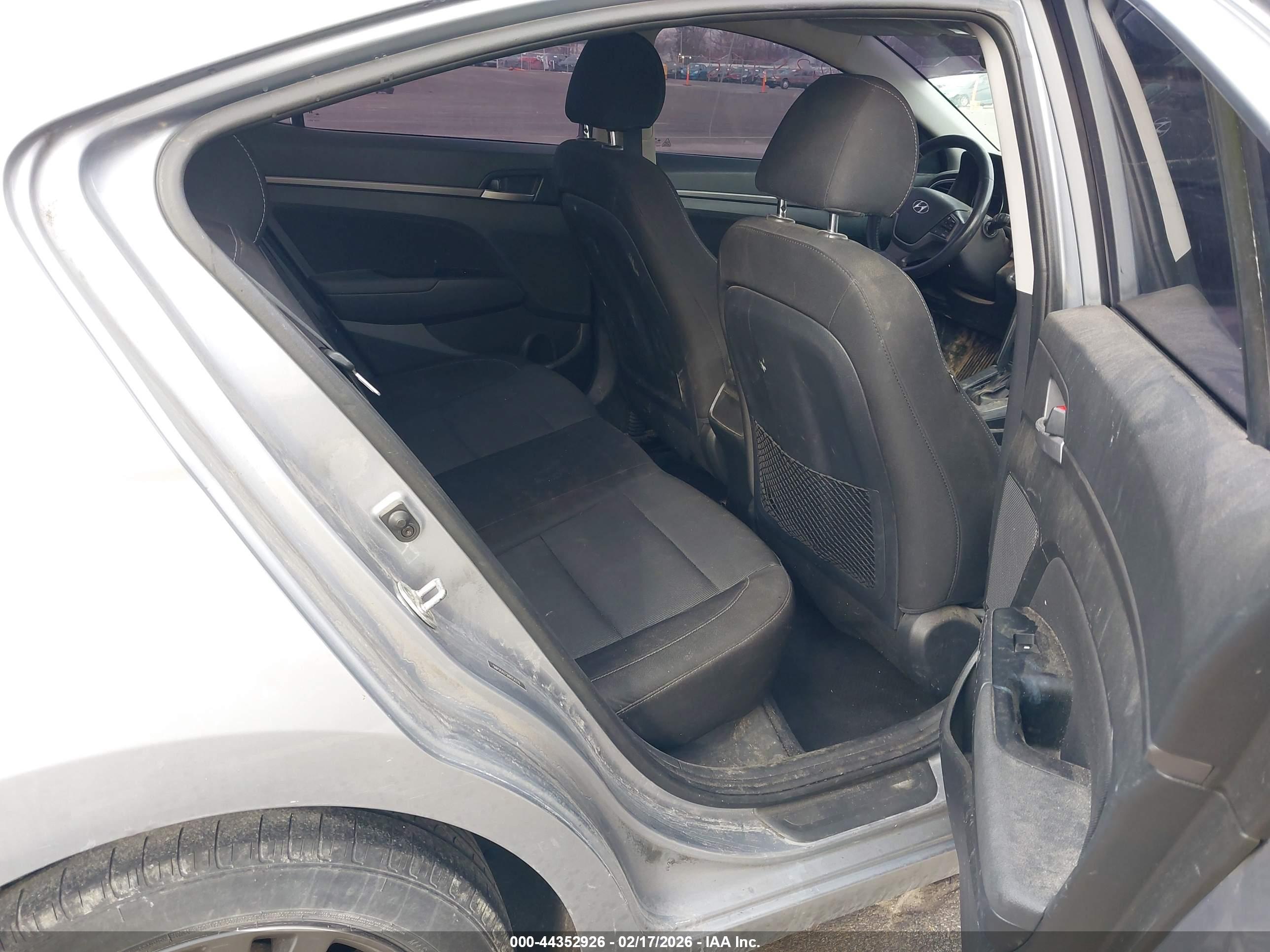 HYUNDAI ELANTRA image 8