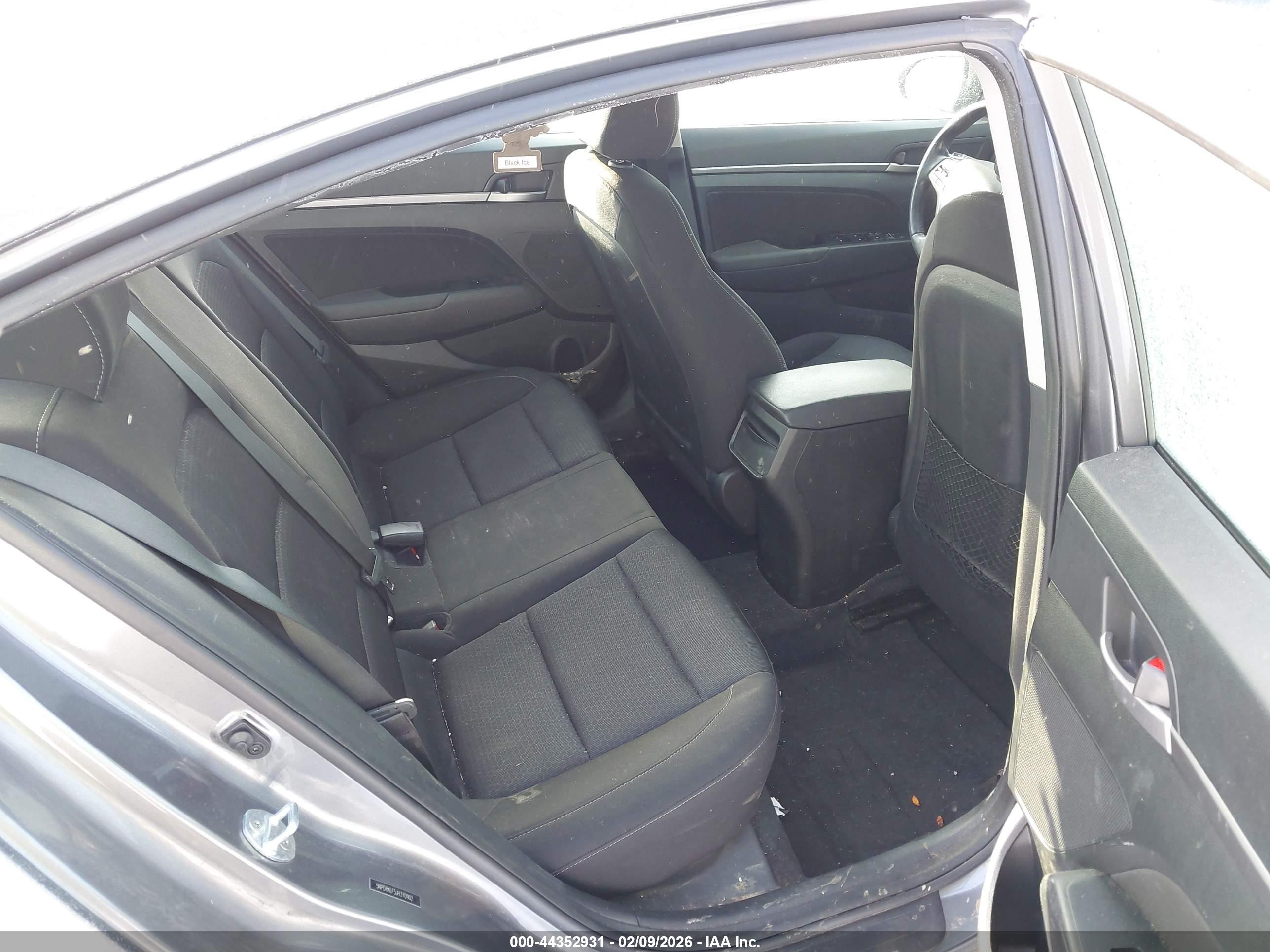 HYUNDAI ELANTRA image 8
