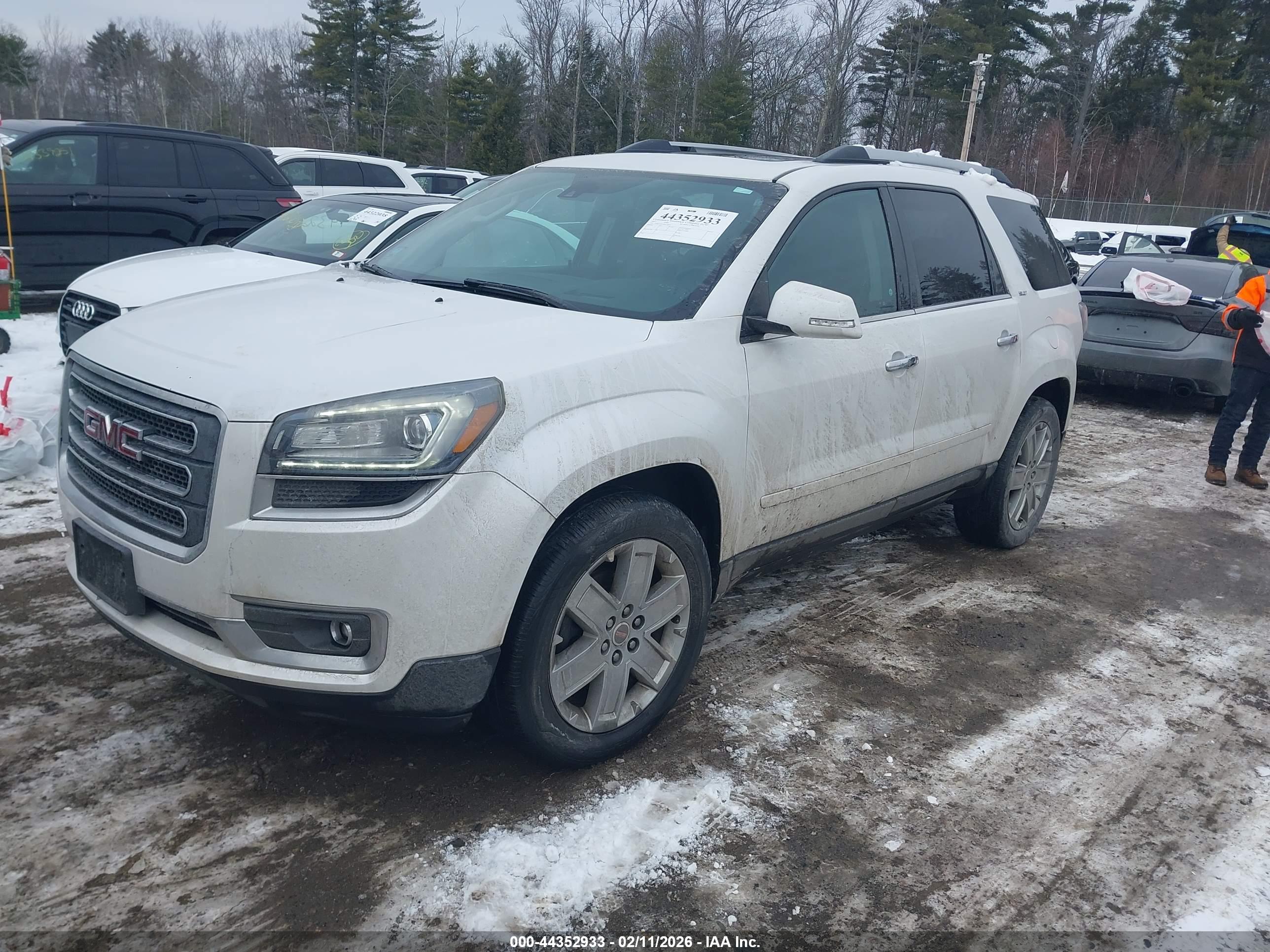 GMC ACADIA image 2