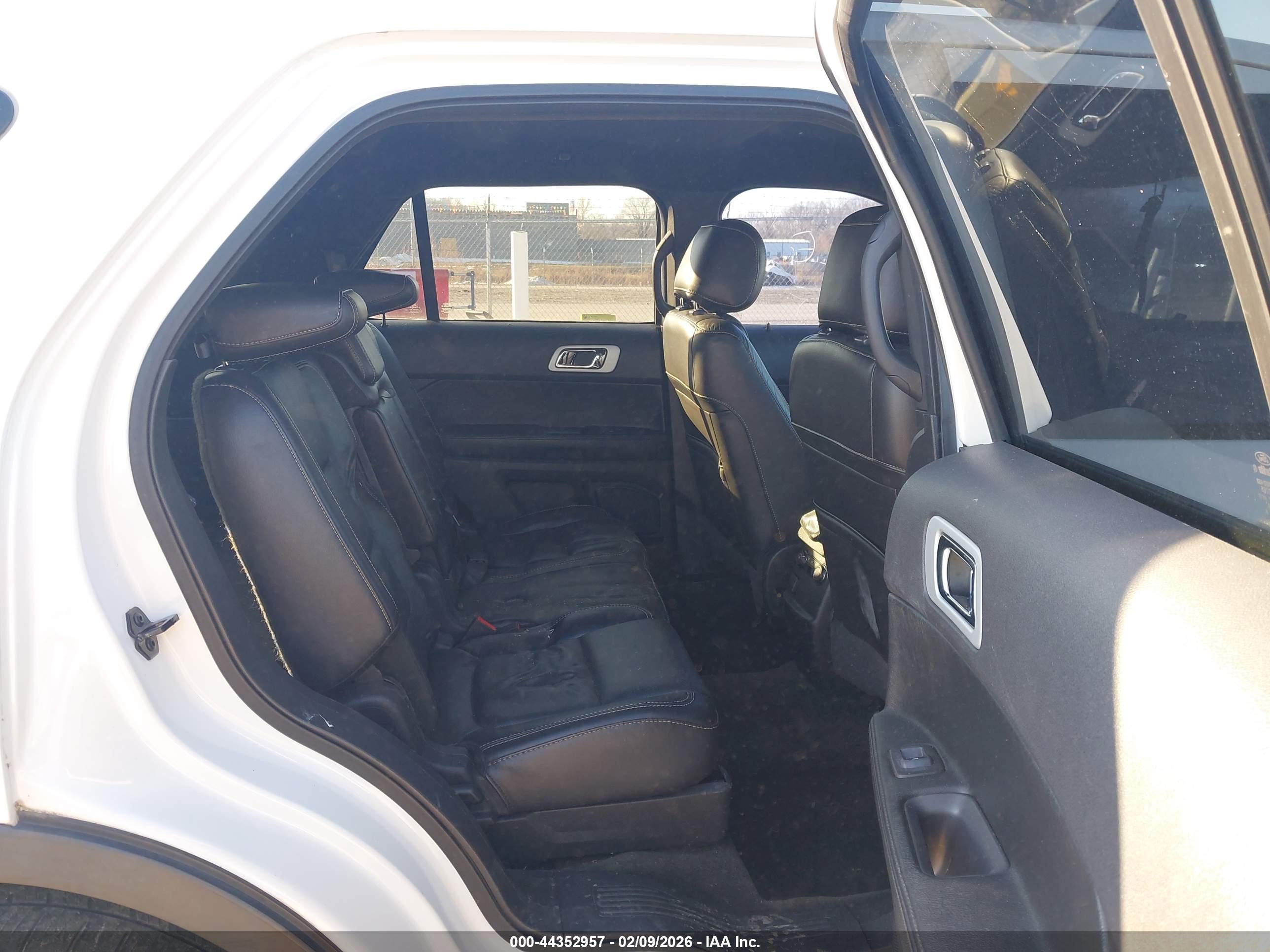 FORD EXPLORER image 8
