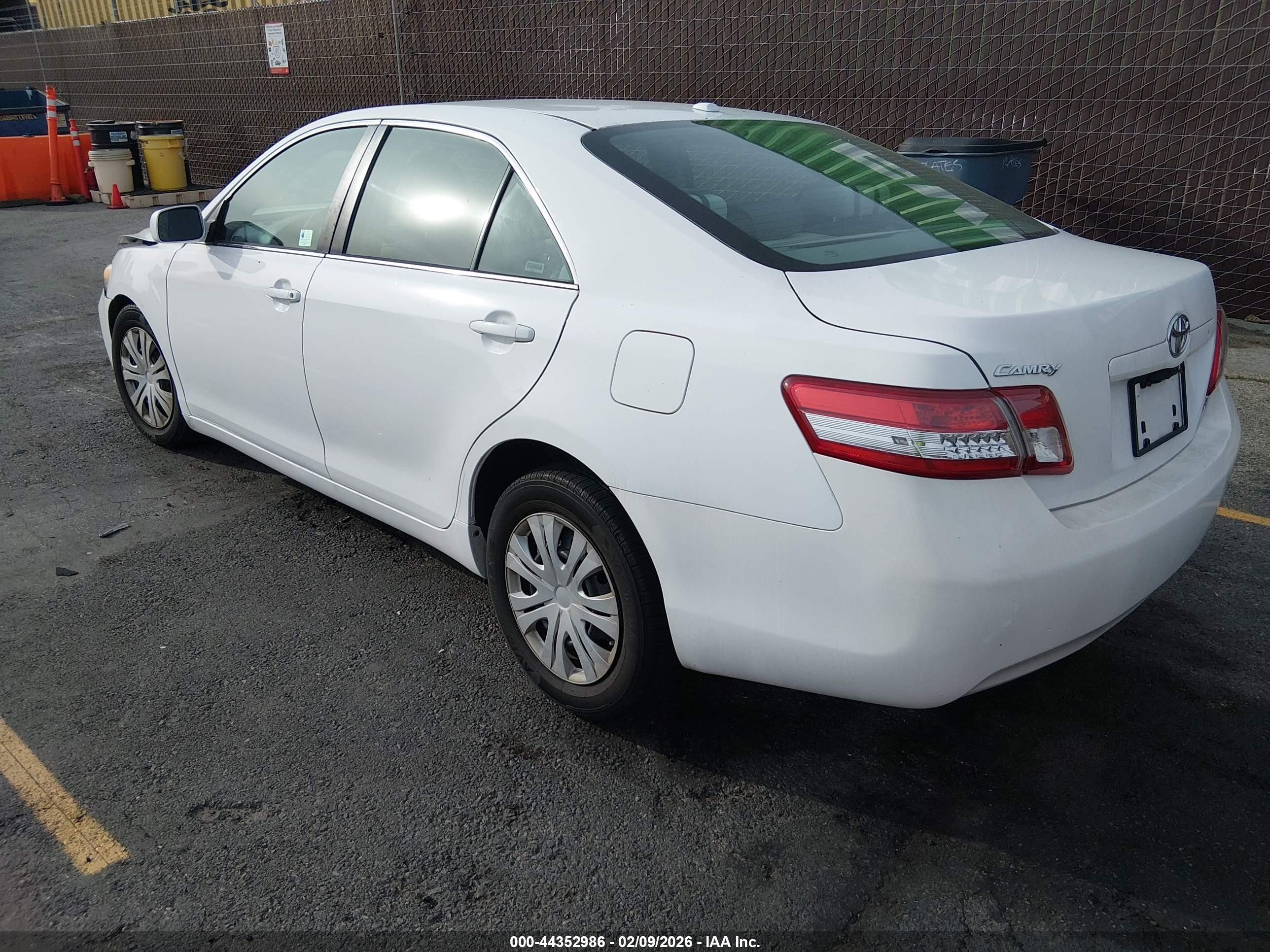 TOYOTA CAMRY image 3