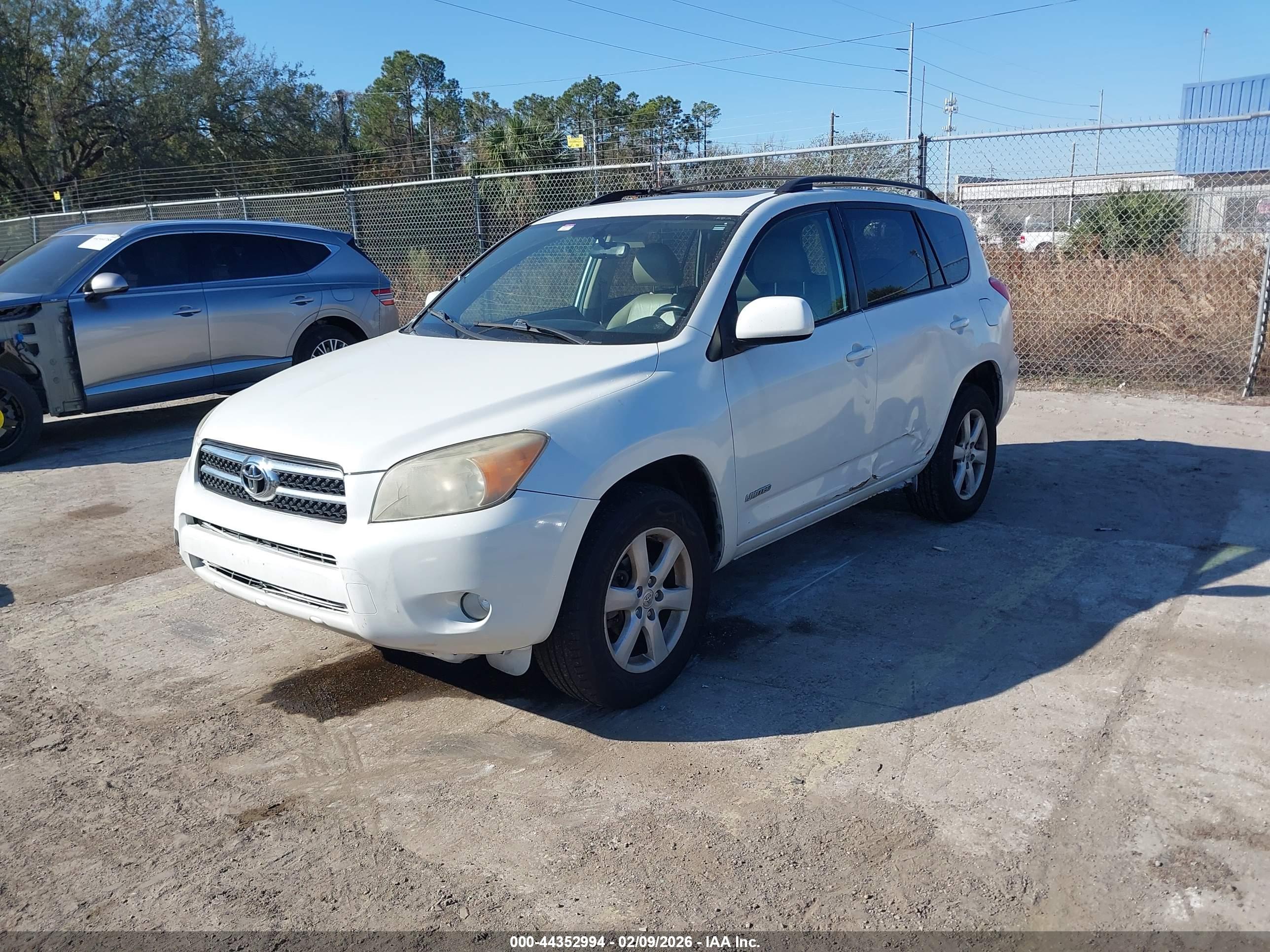 TOYOTA RAV4 image 2