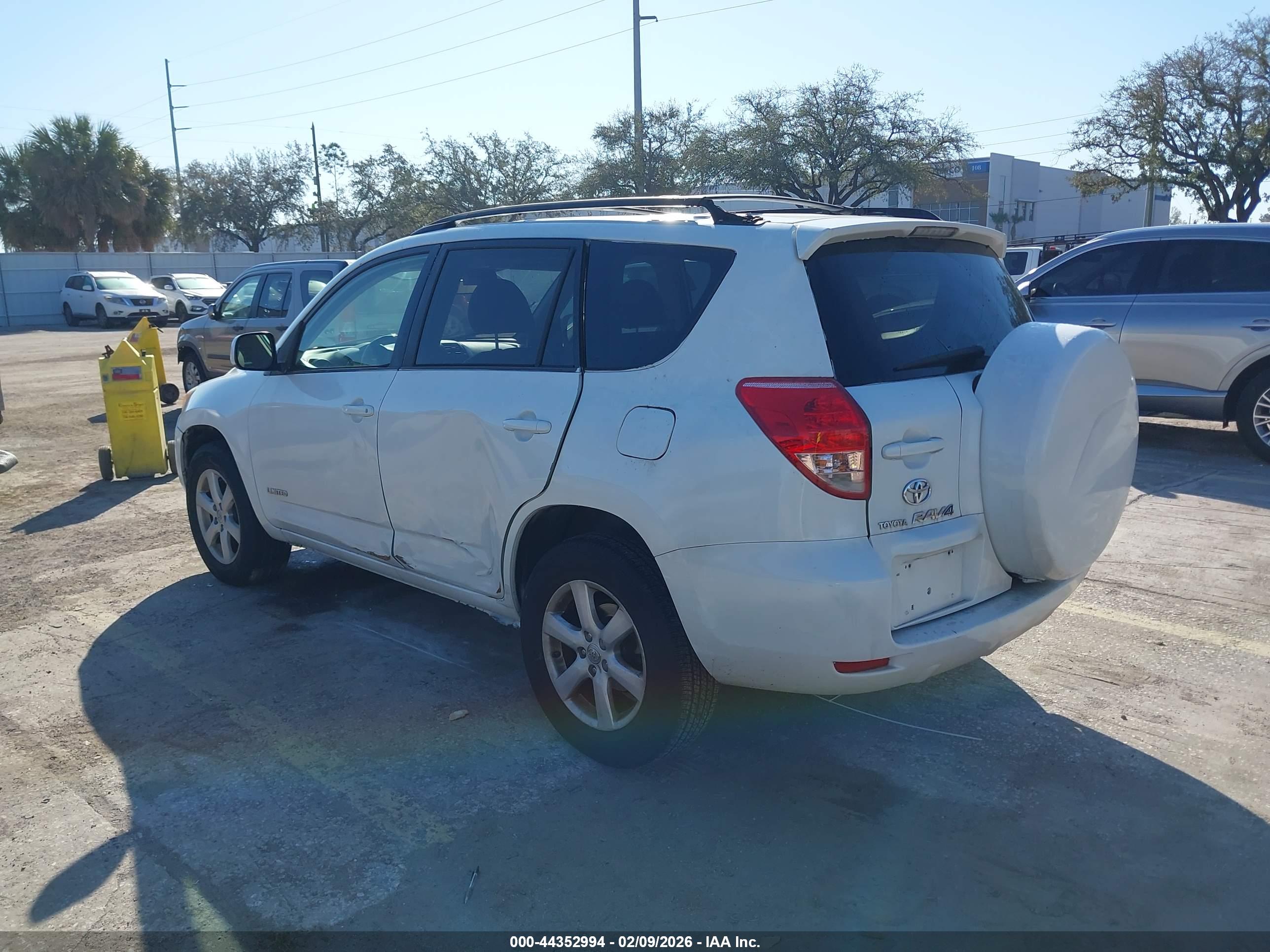 TOYOTA RAV4 image 3