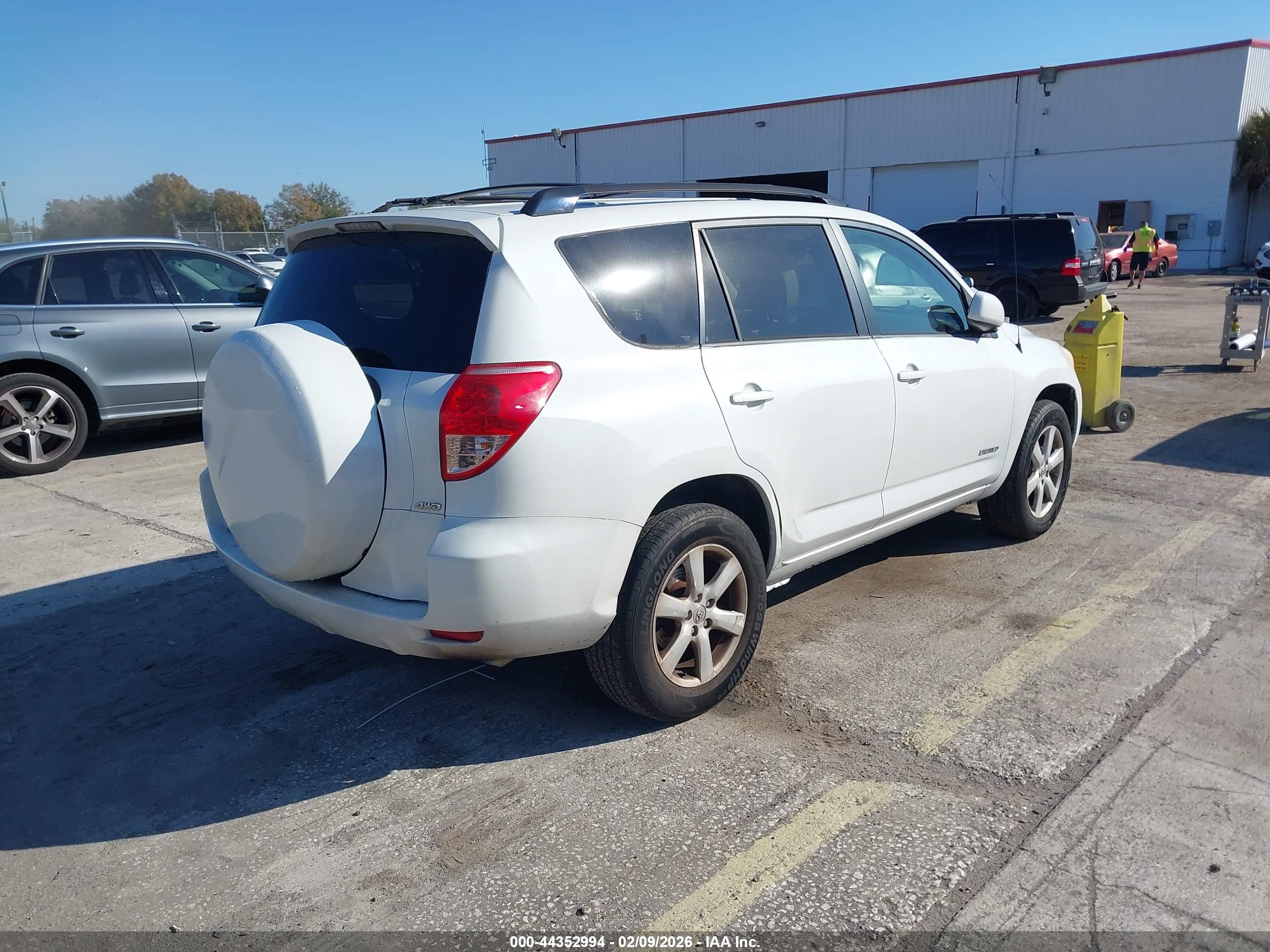 TOYOTA RAV4 image 4