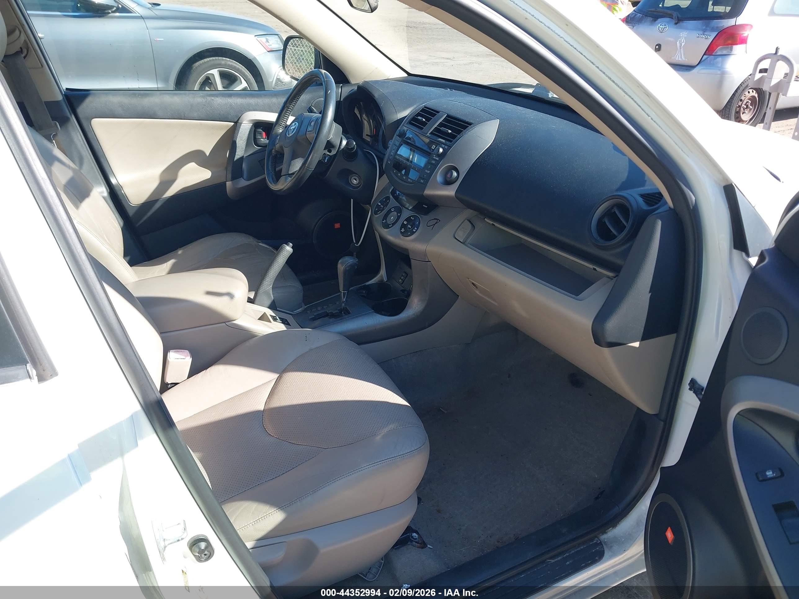 TOYOTA RAV4 image 5