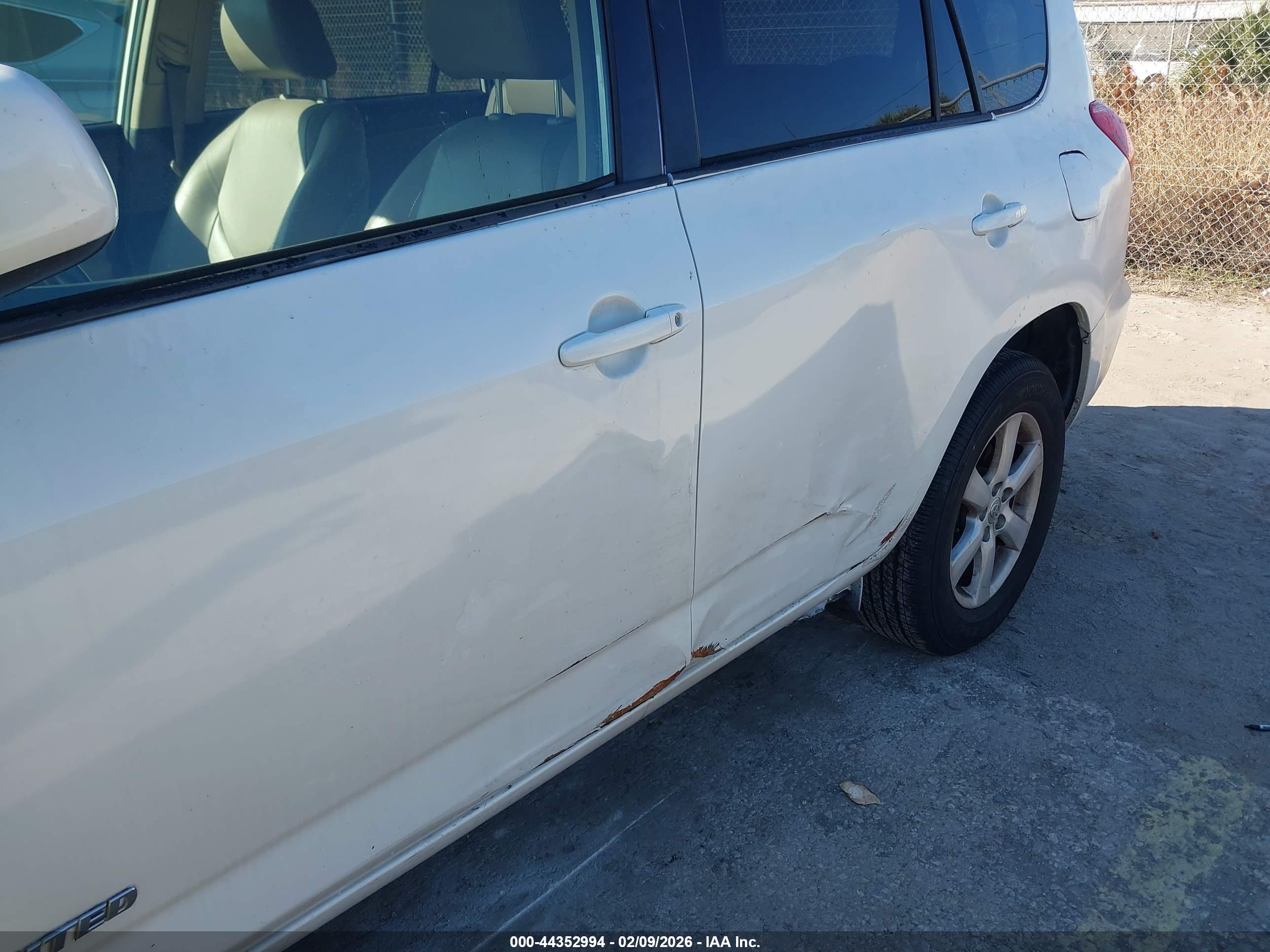 TOYOTA RAV4 image 6