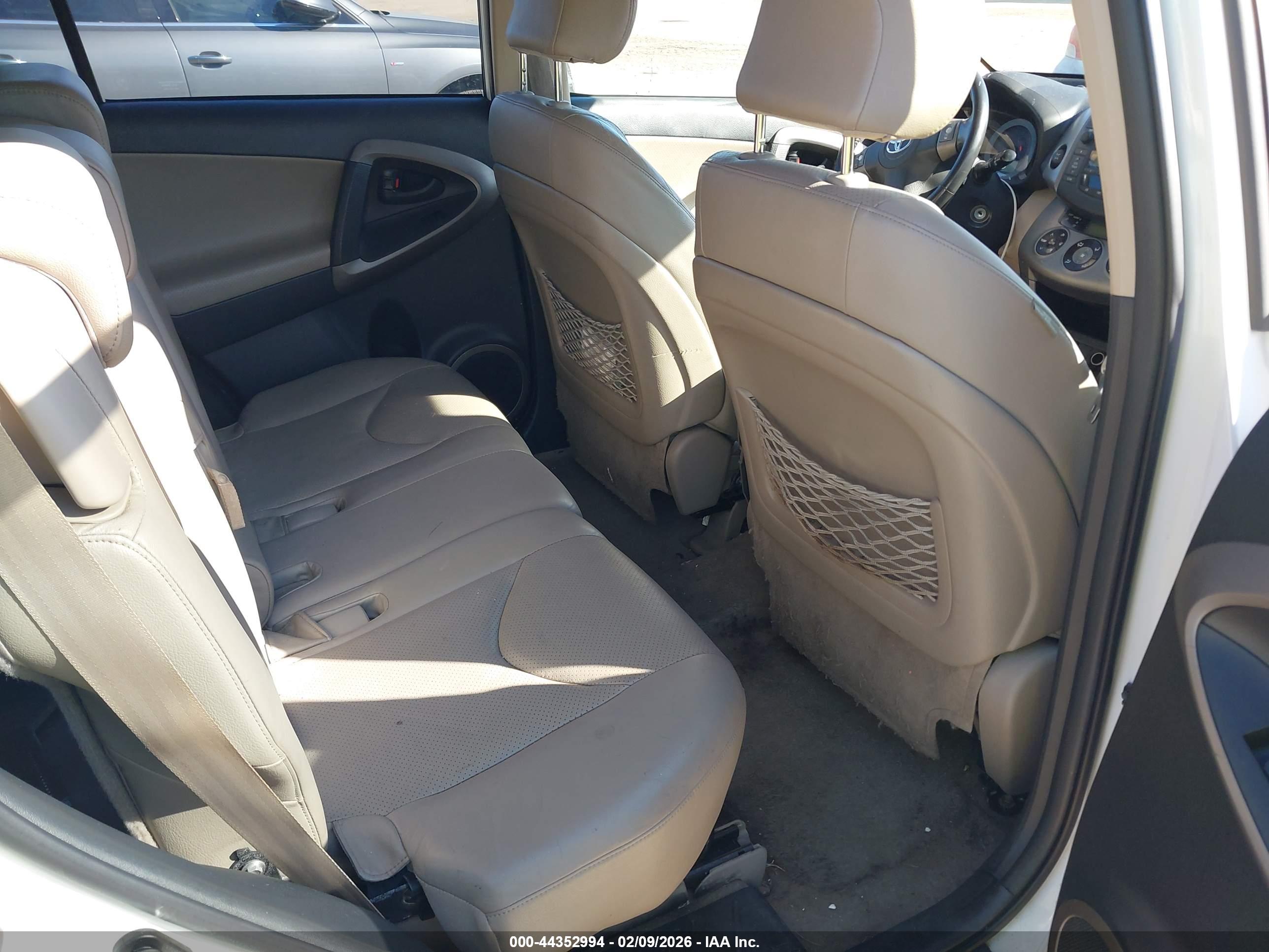 TOYOTA RAV4 image 8