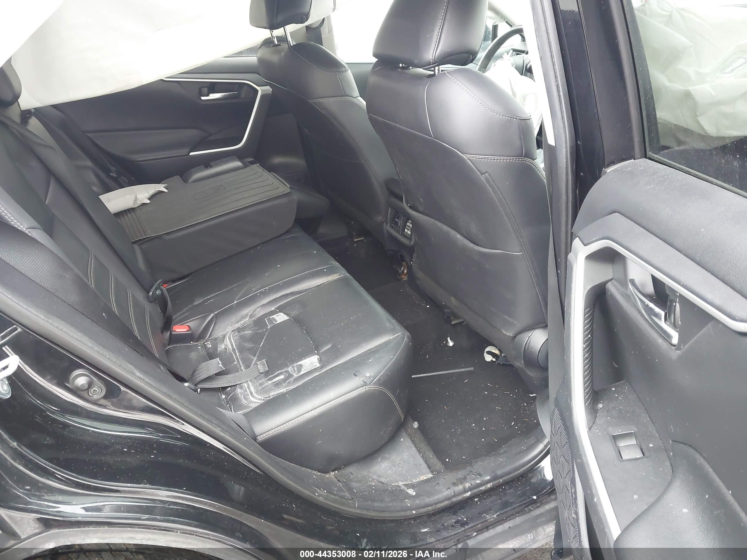 TOYOTA RAV4 image 8