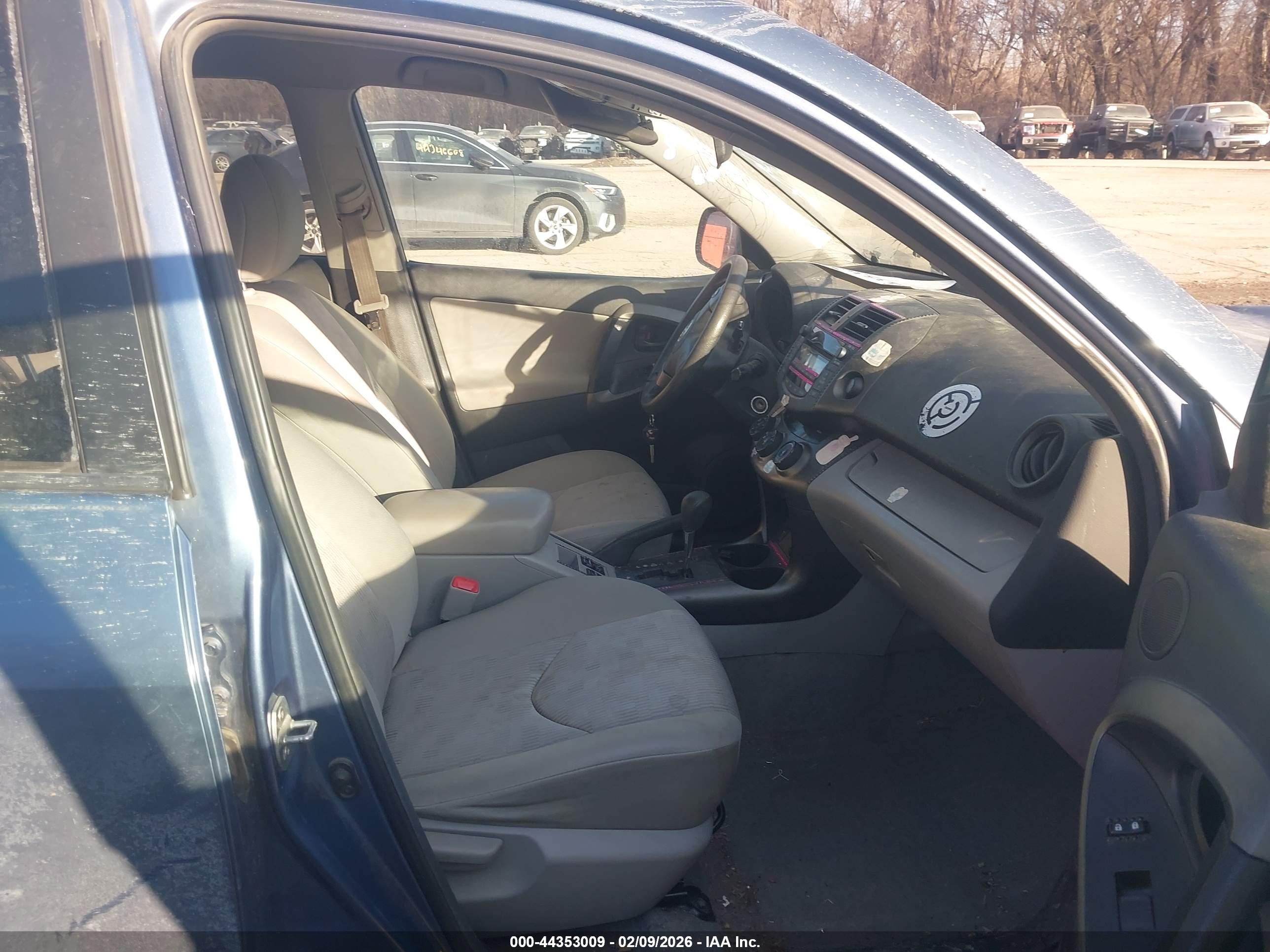 TOYOTA RAV4 image 5
