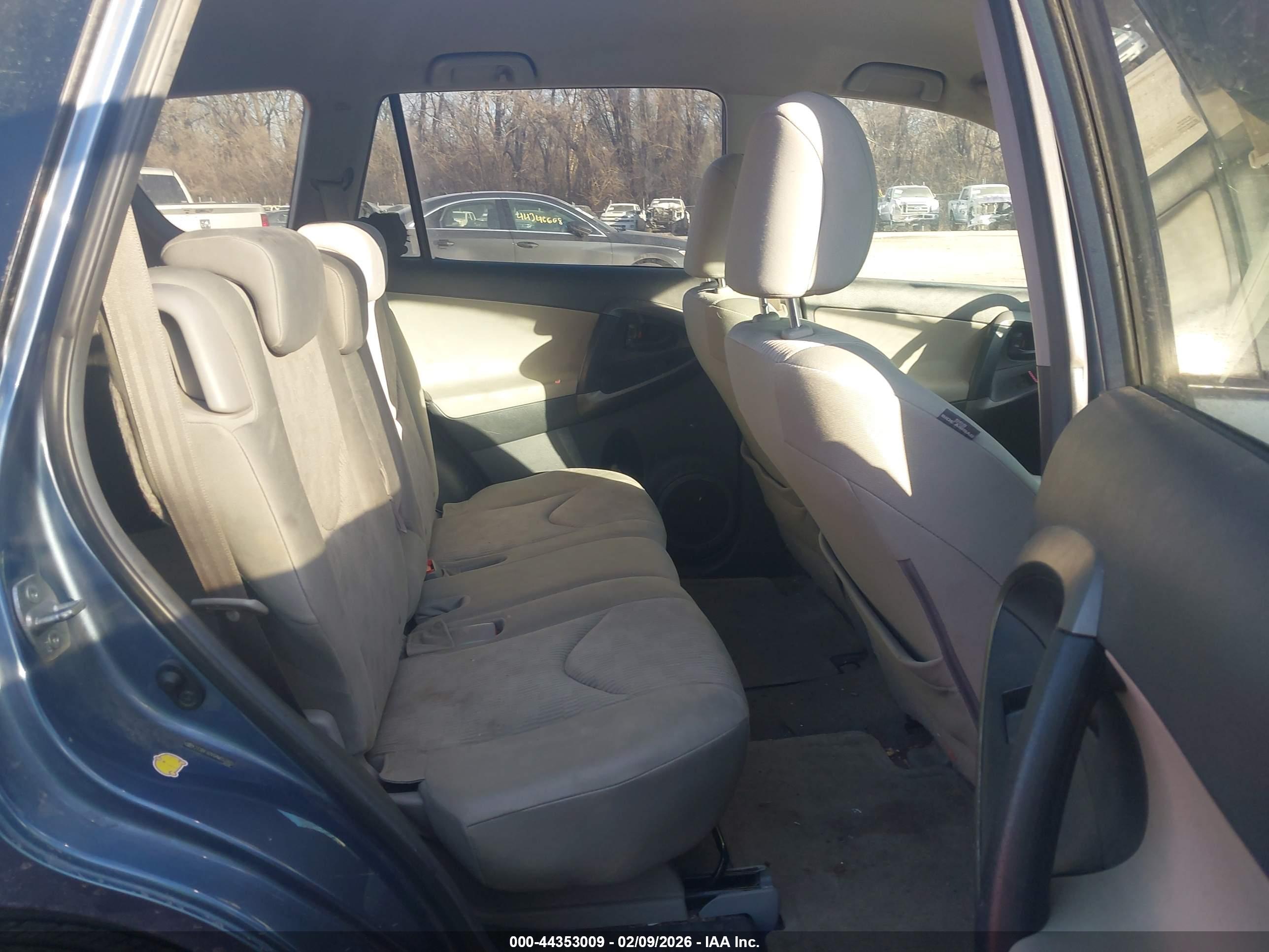 TOYOTA RAV4 image 8