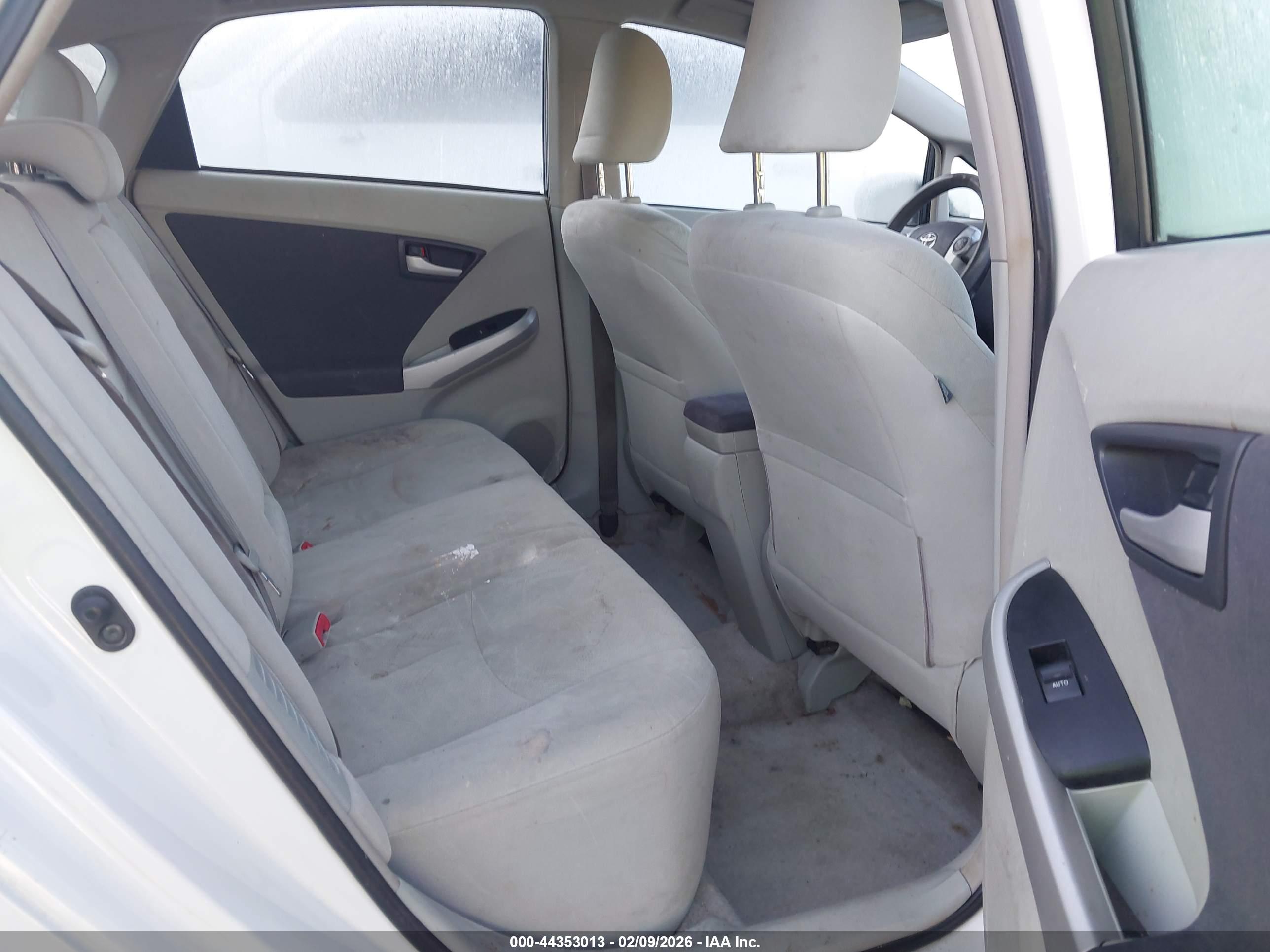 TOYOTA PRIUS image 8