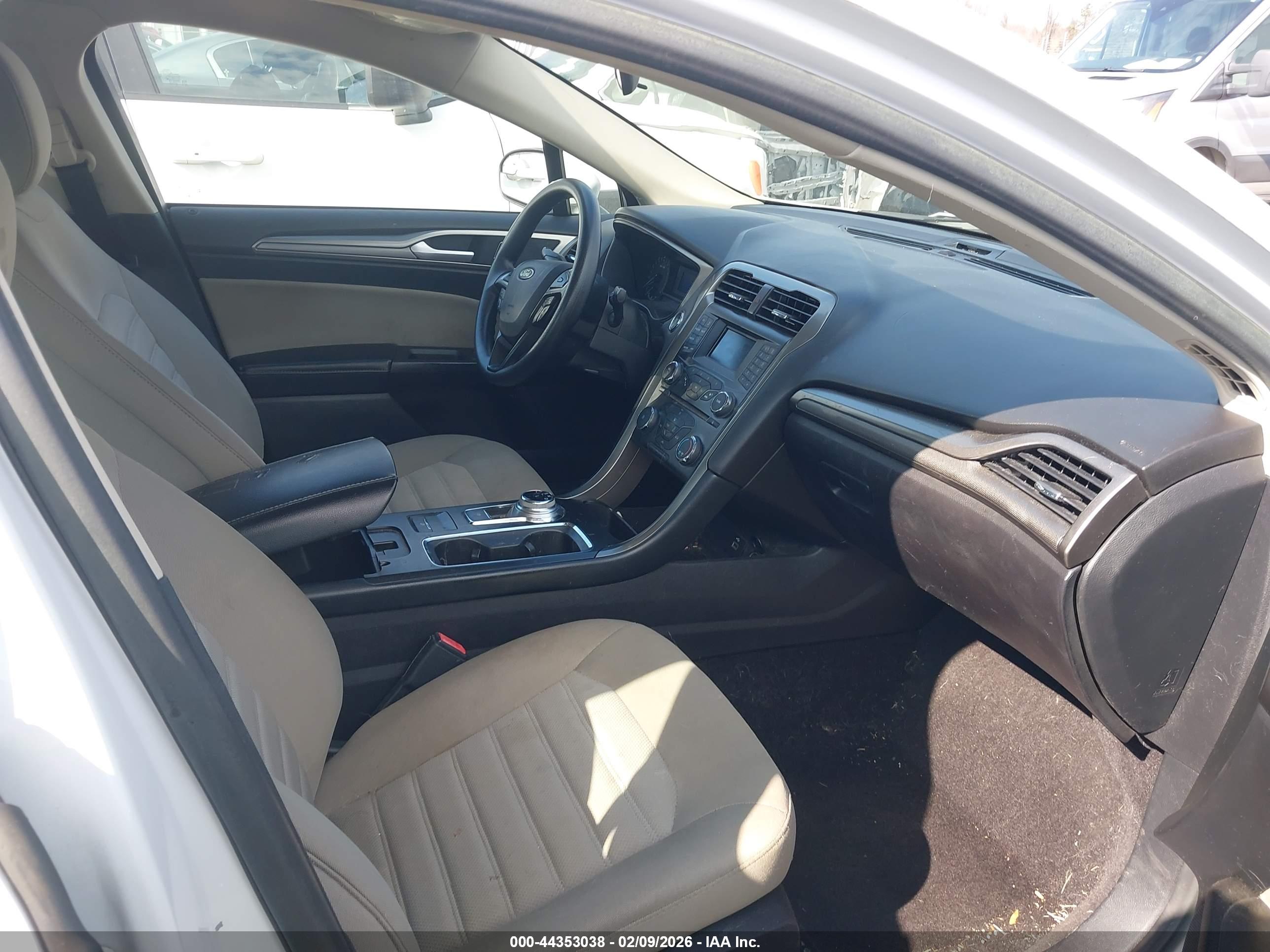 FORD FUSION image 5