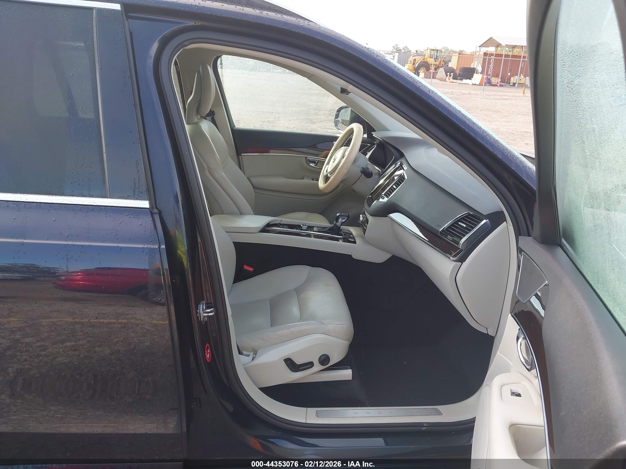 VOLVO XC90 image 5