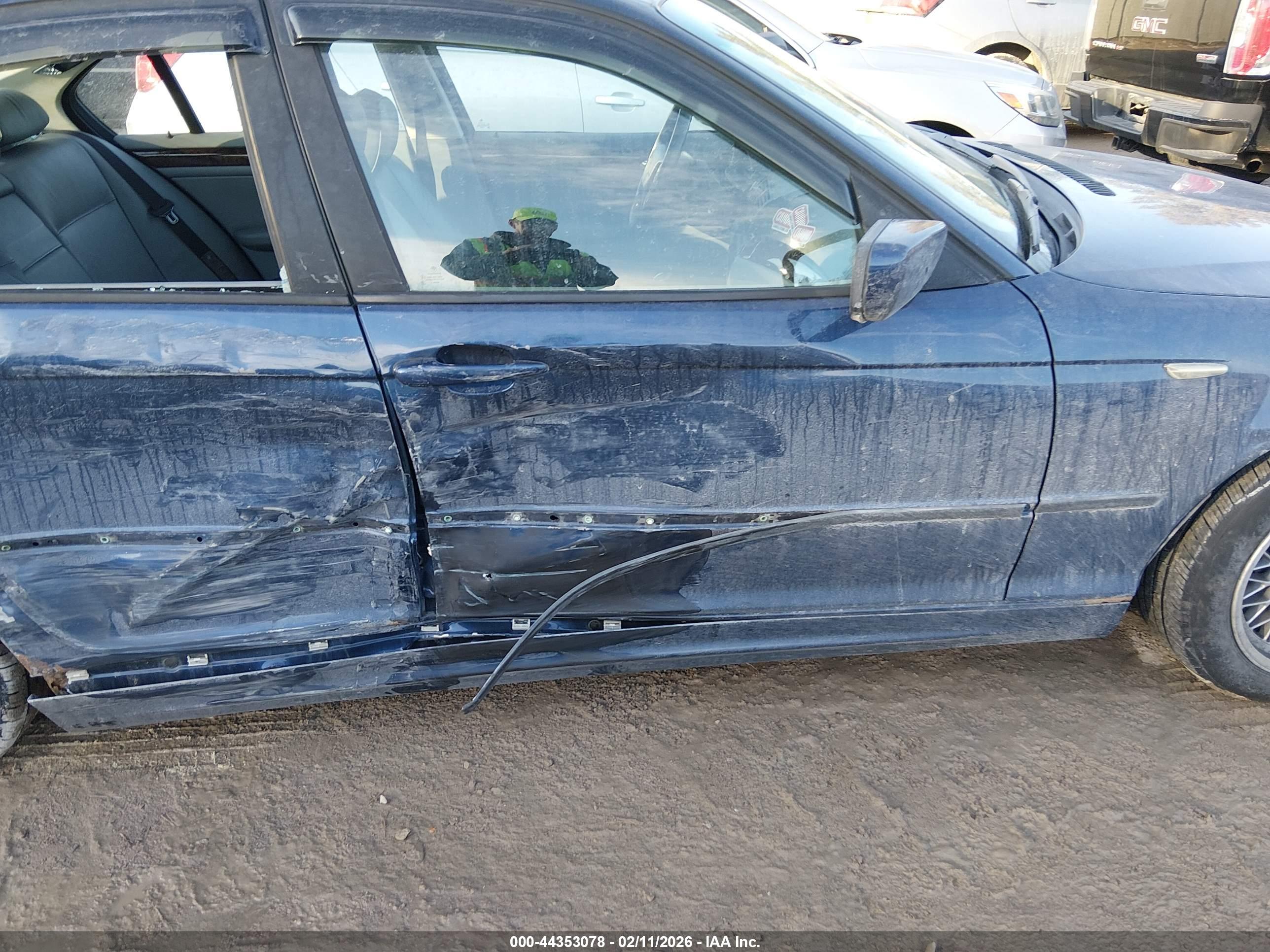BMW 325XI image 6
