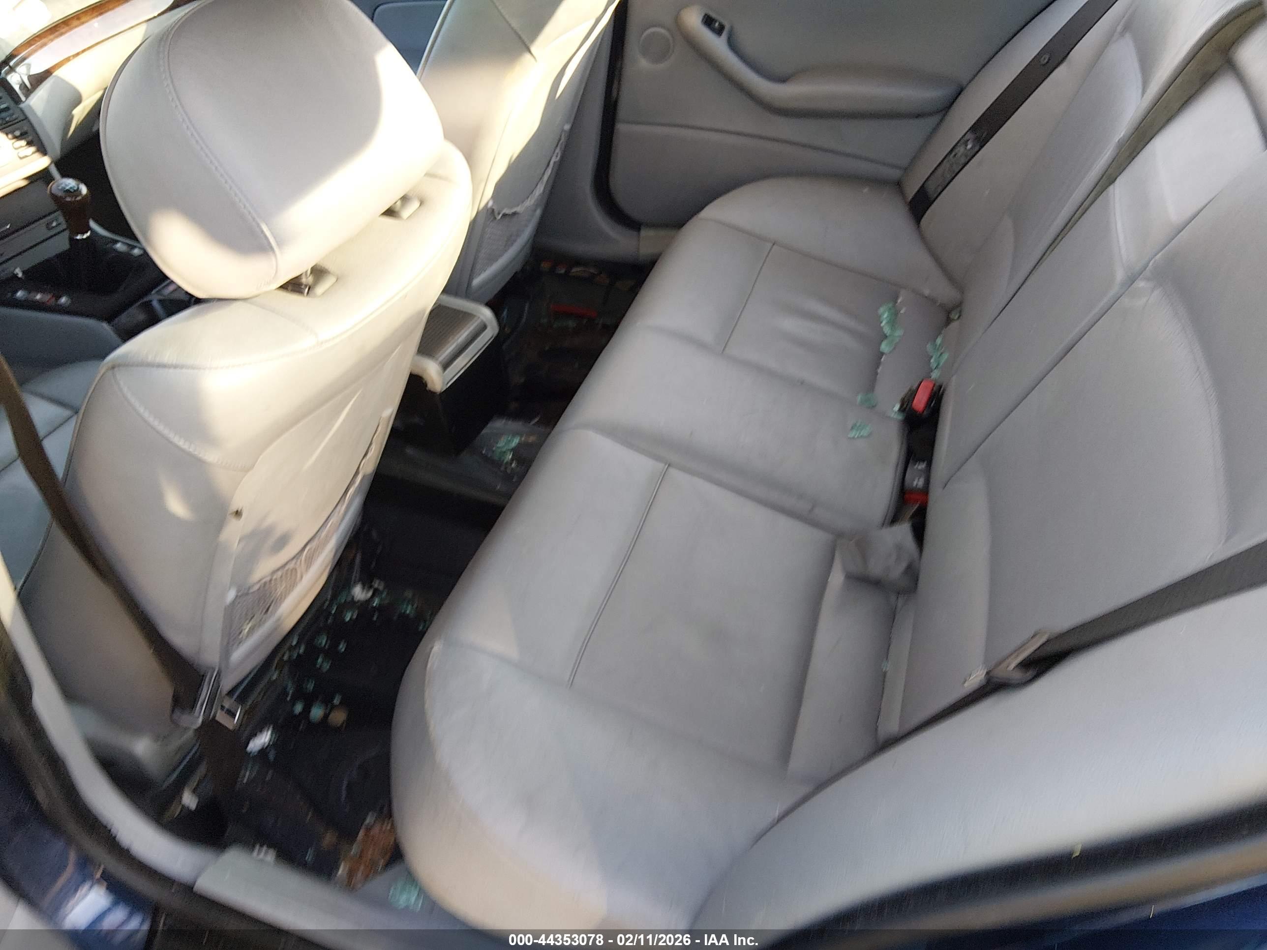 BMW 325XI image 8