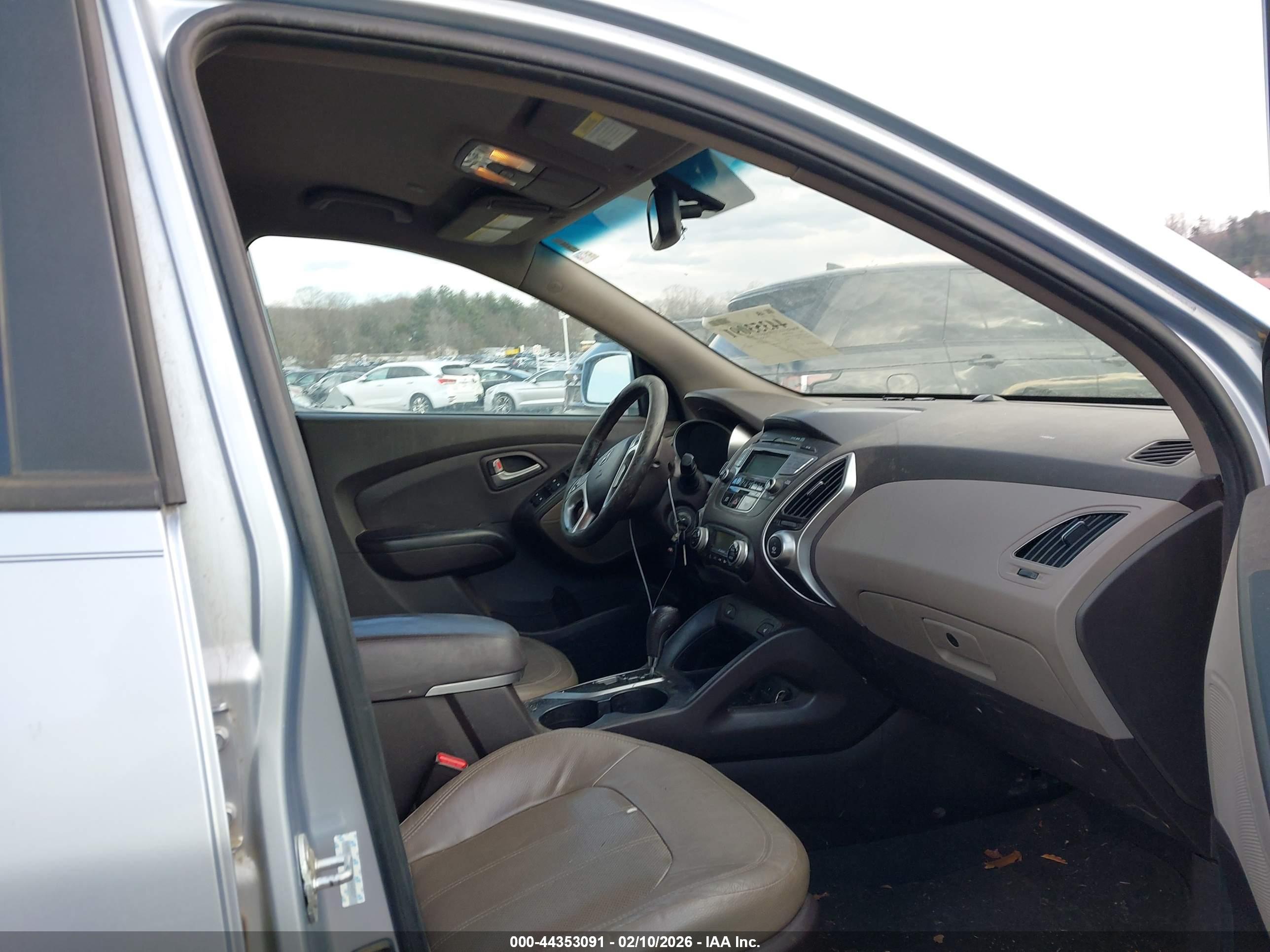 HYUNDAI TUCSON image 5