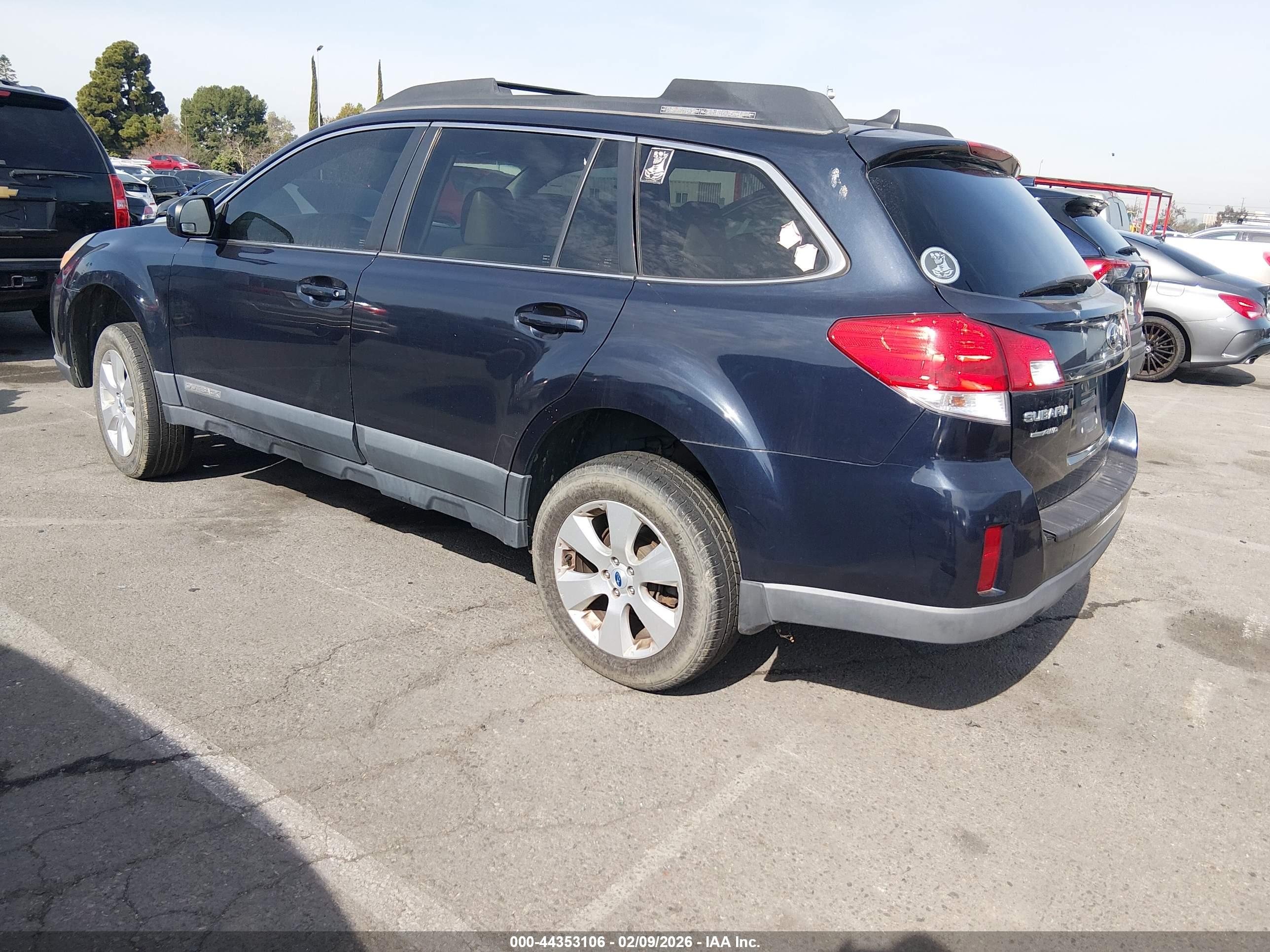 SUBARU OUTBACK image 3