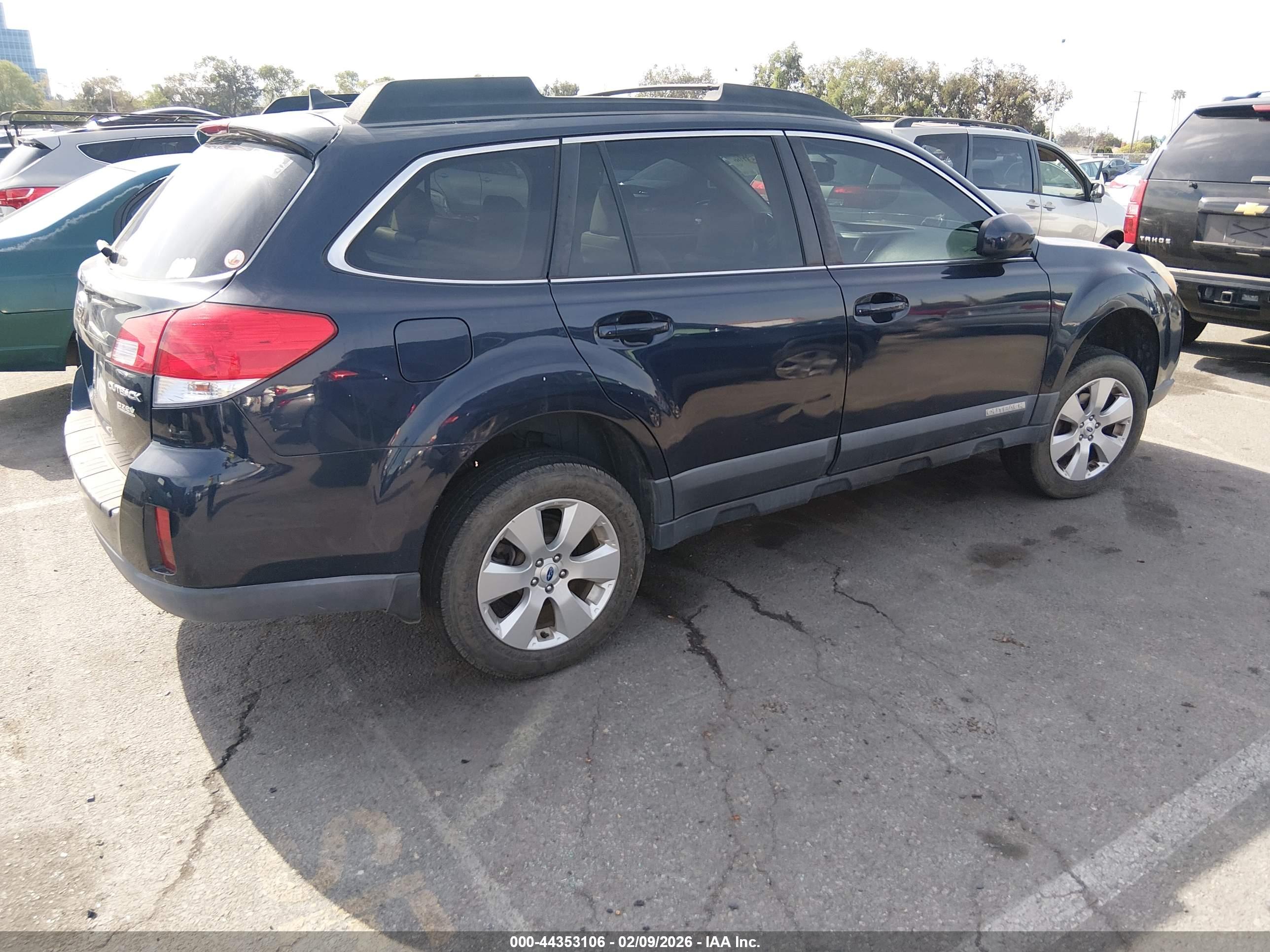 SUBARU OUTBACK image 4