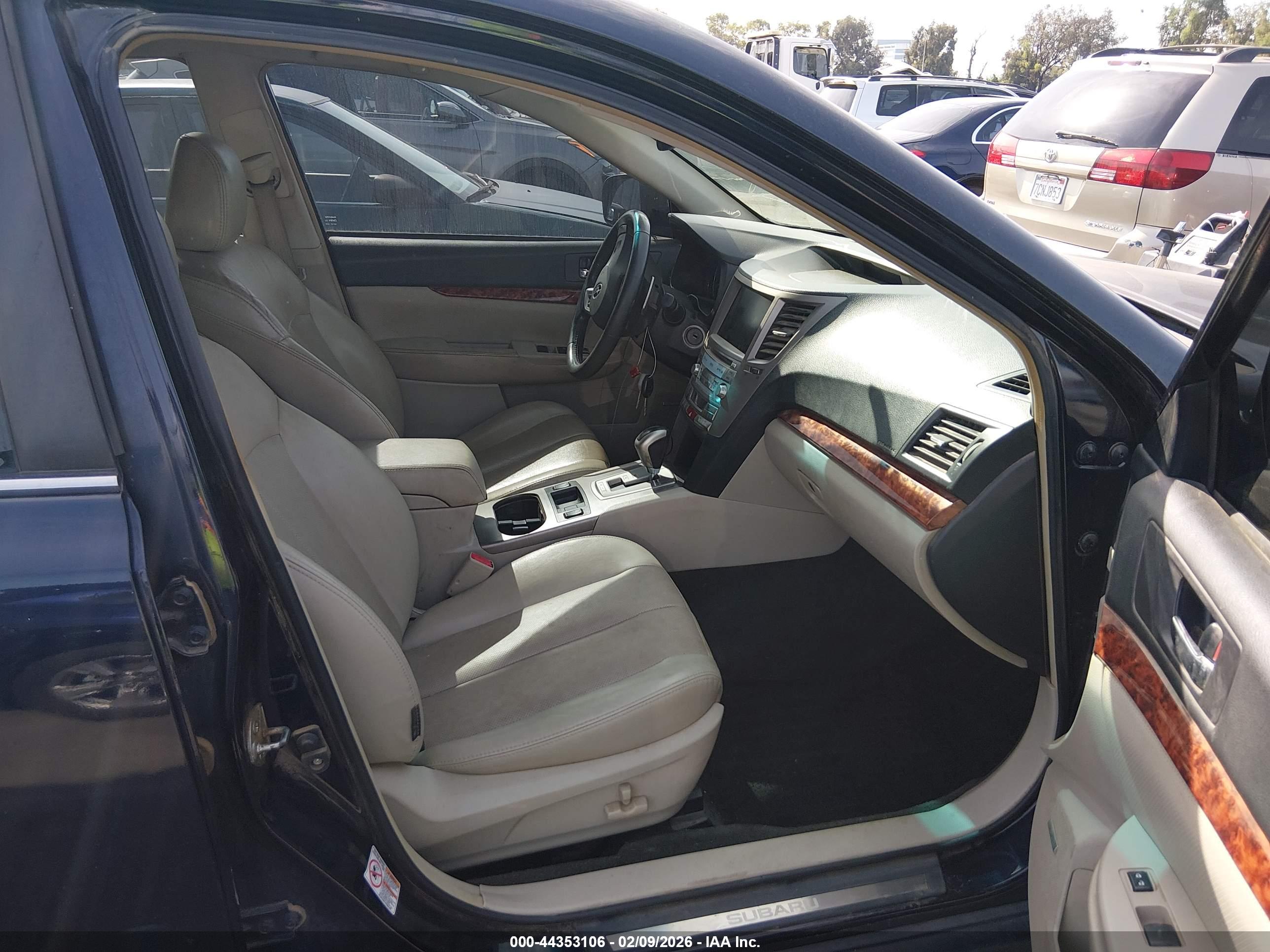 SUBARU OUTBACK image 5