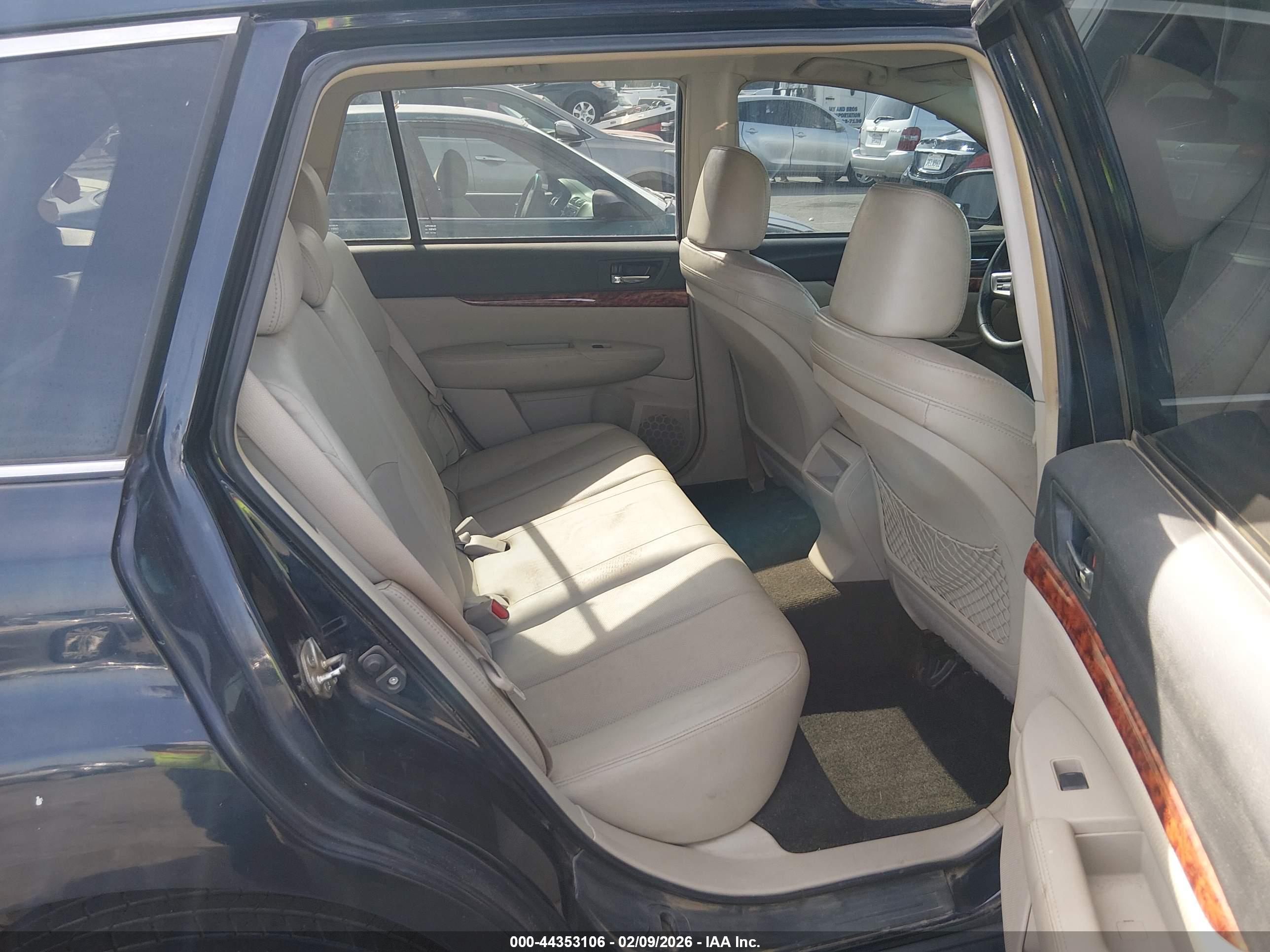 SUBARU OUTBACK image 8
