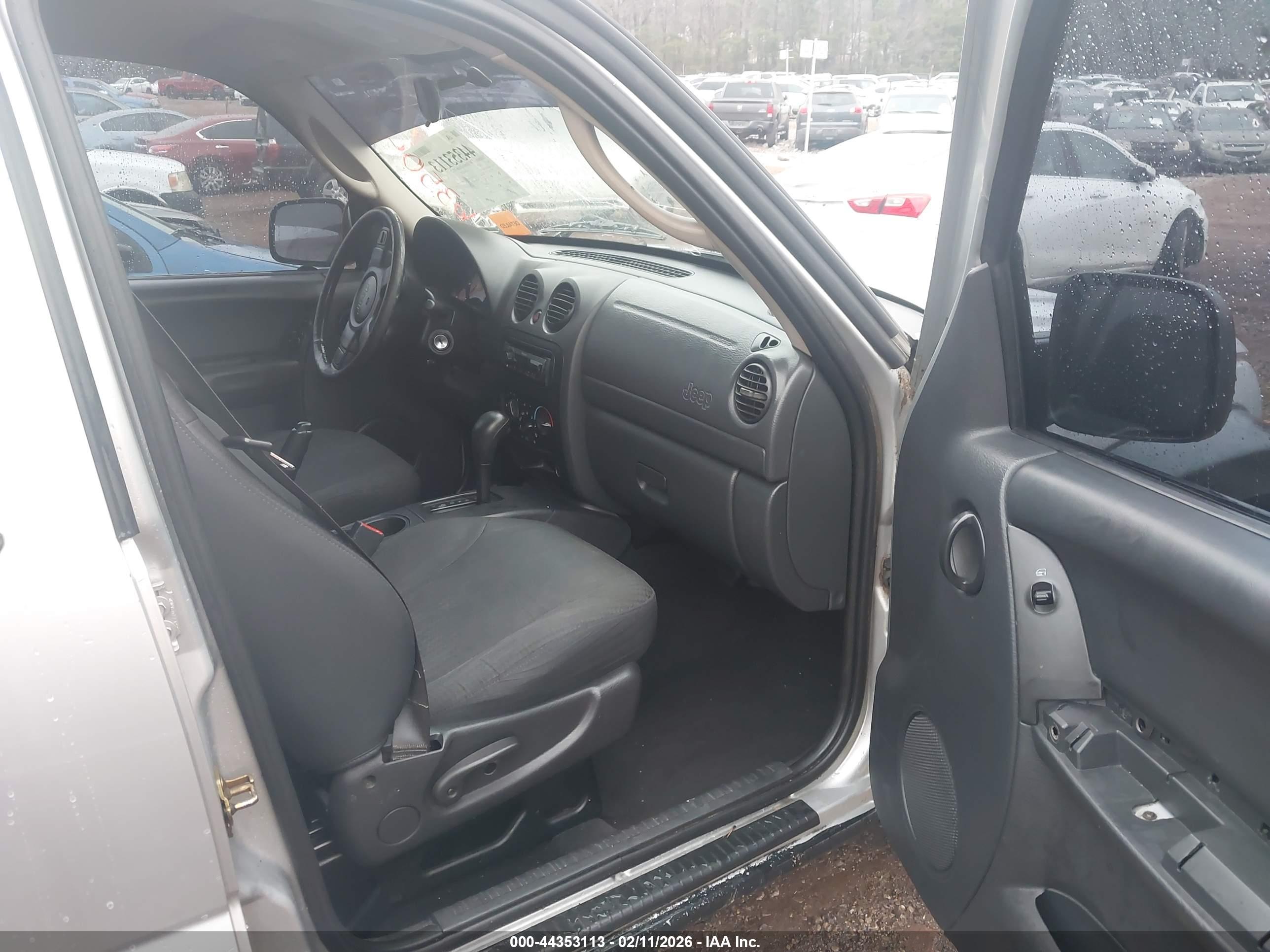 JEEP LIBERTY image 5