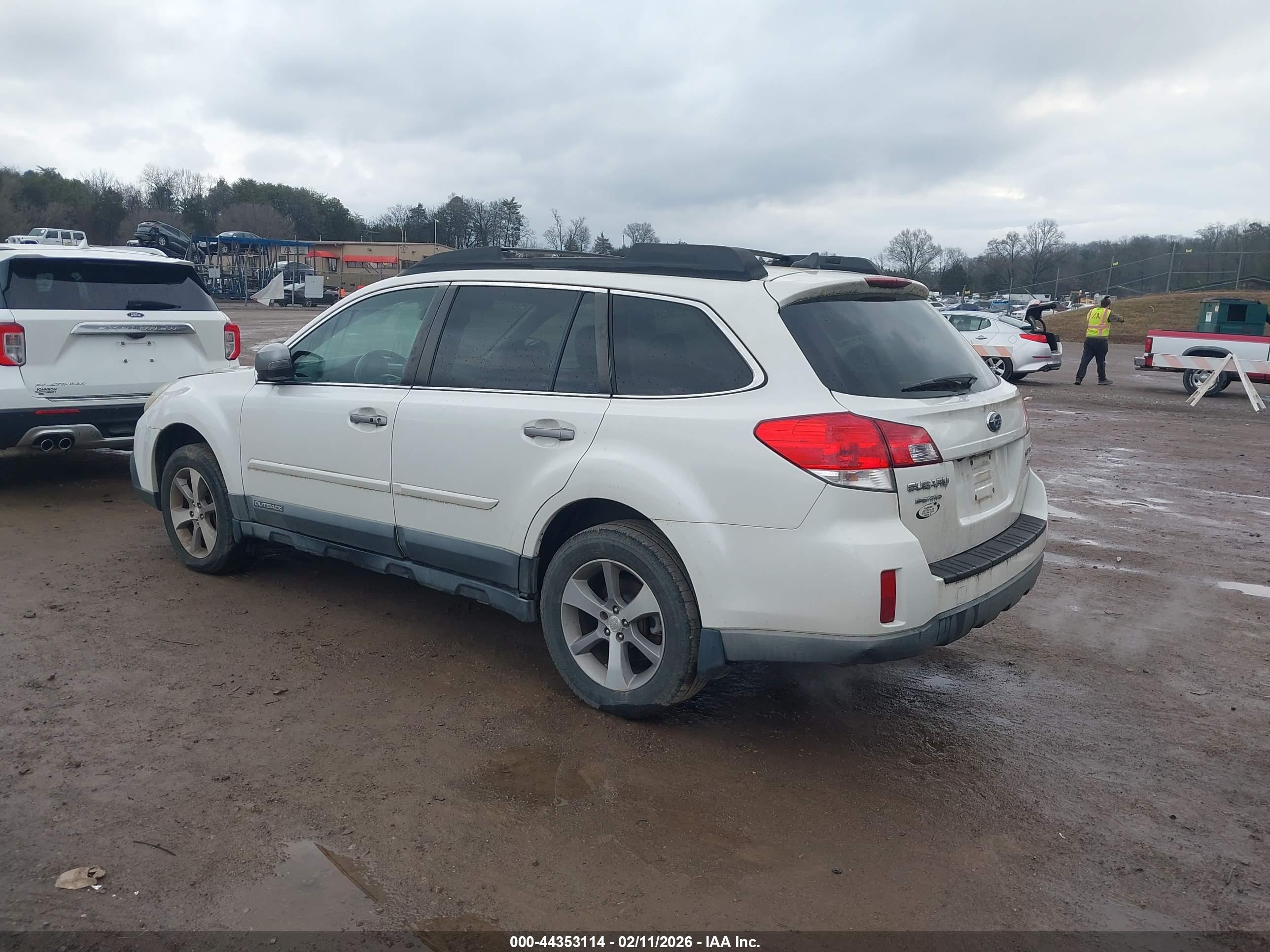 SUBARU OUTBACK image 3