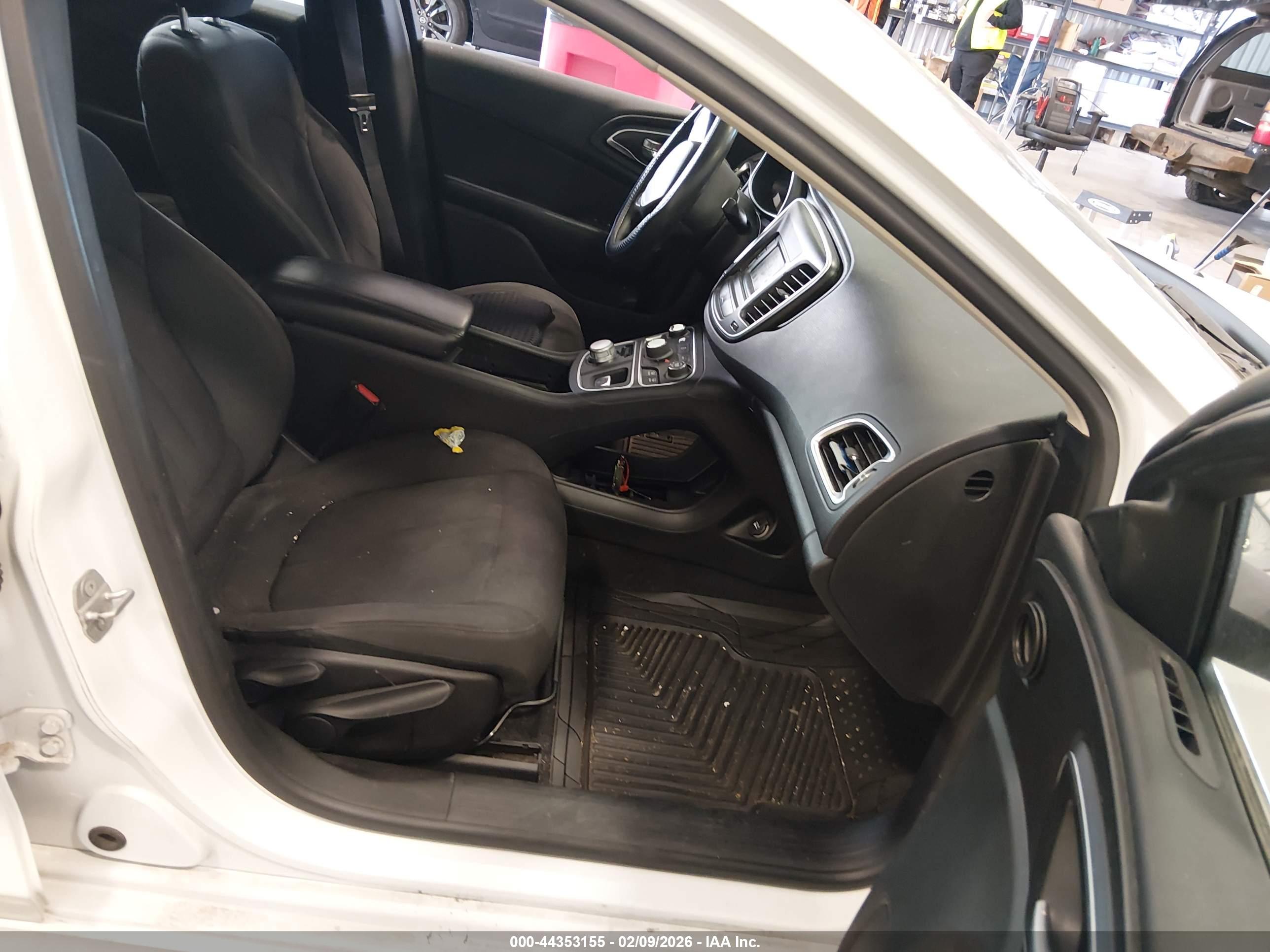 CHRYSLER 200 image 5