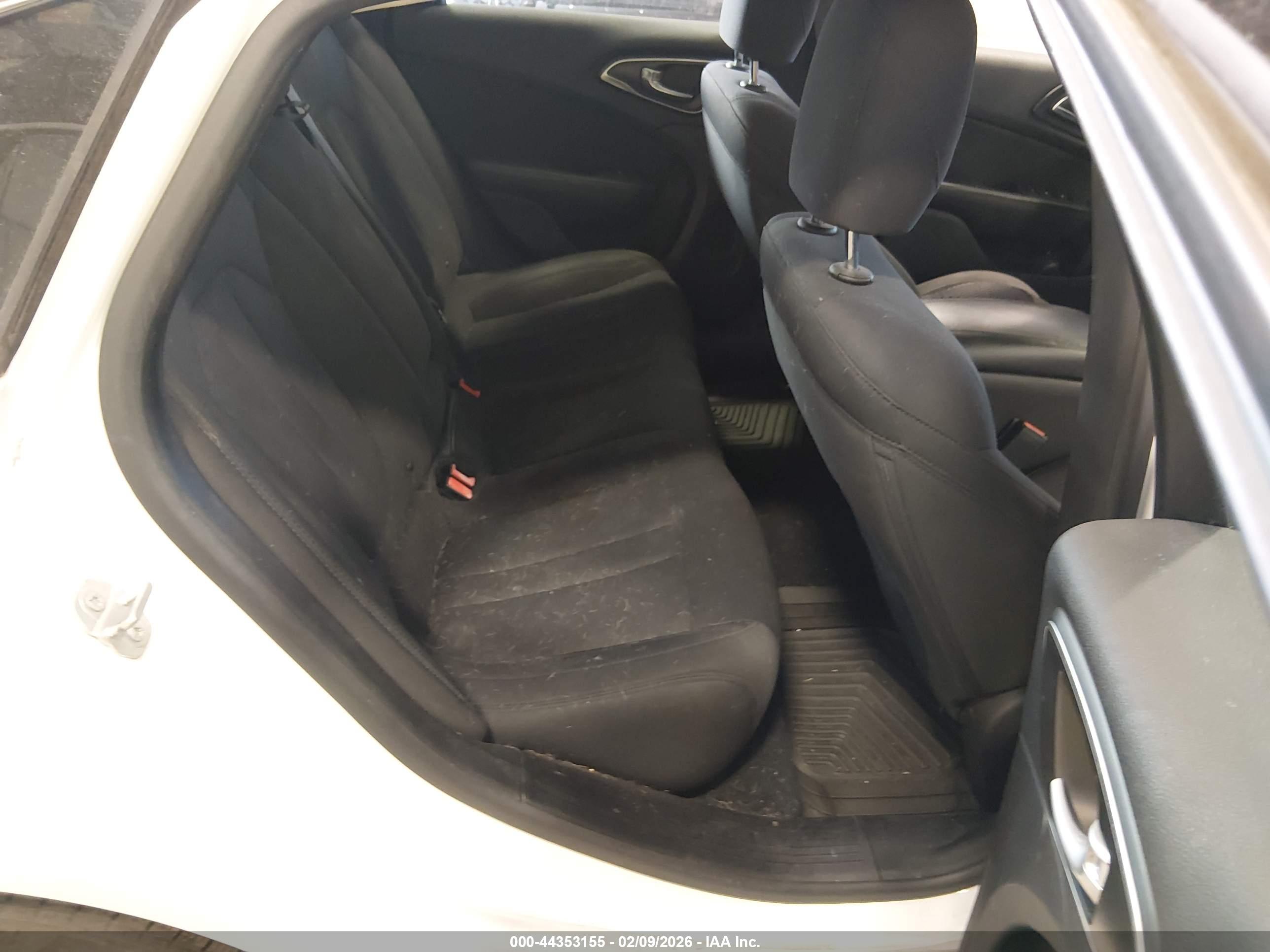 CHRYSLER 200 image 8