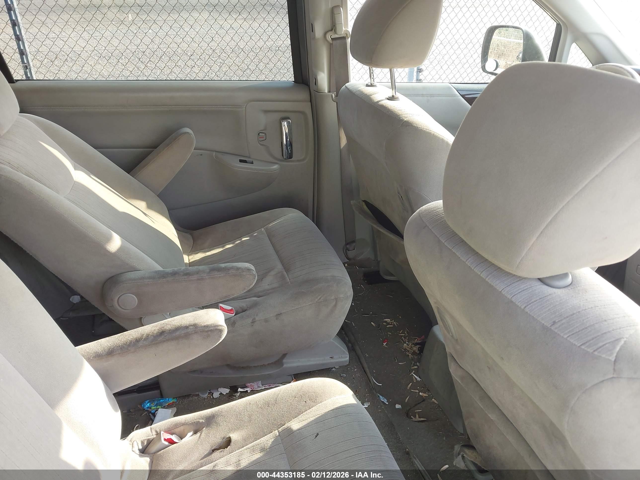 NISSAN QUEST image 8