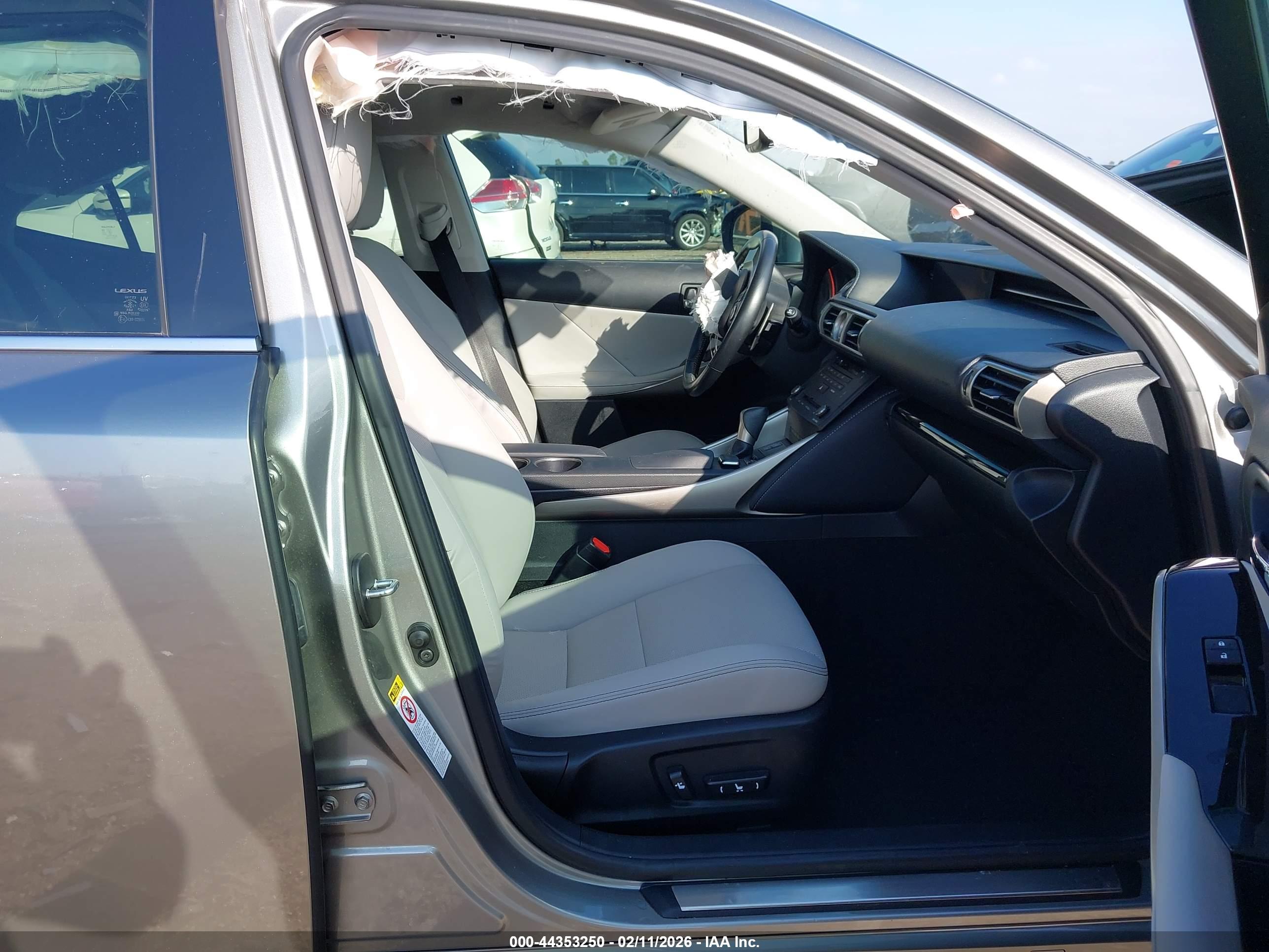 LEXUS IS image 5