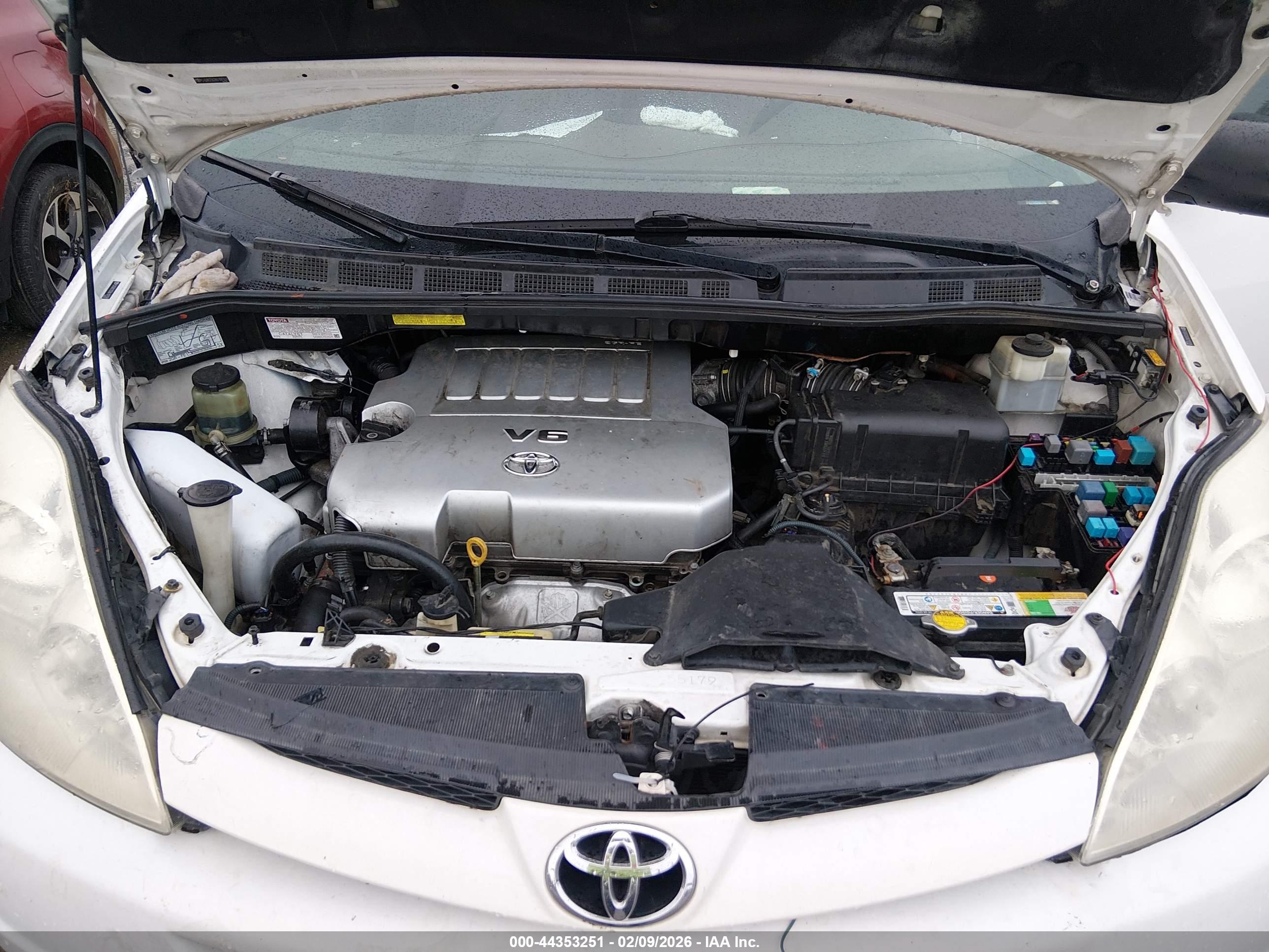 TOYOTA SIENNA image 10