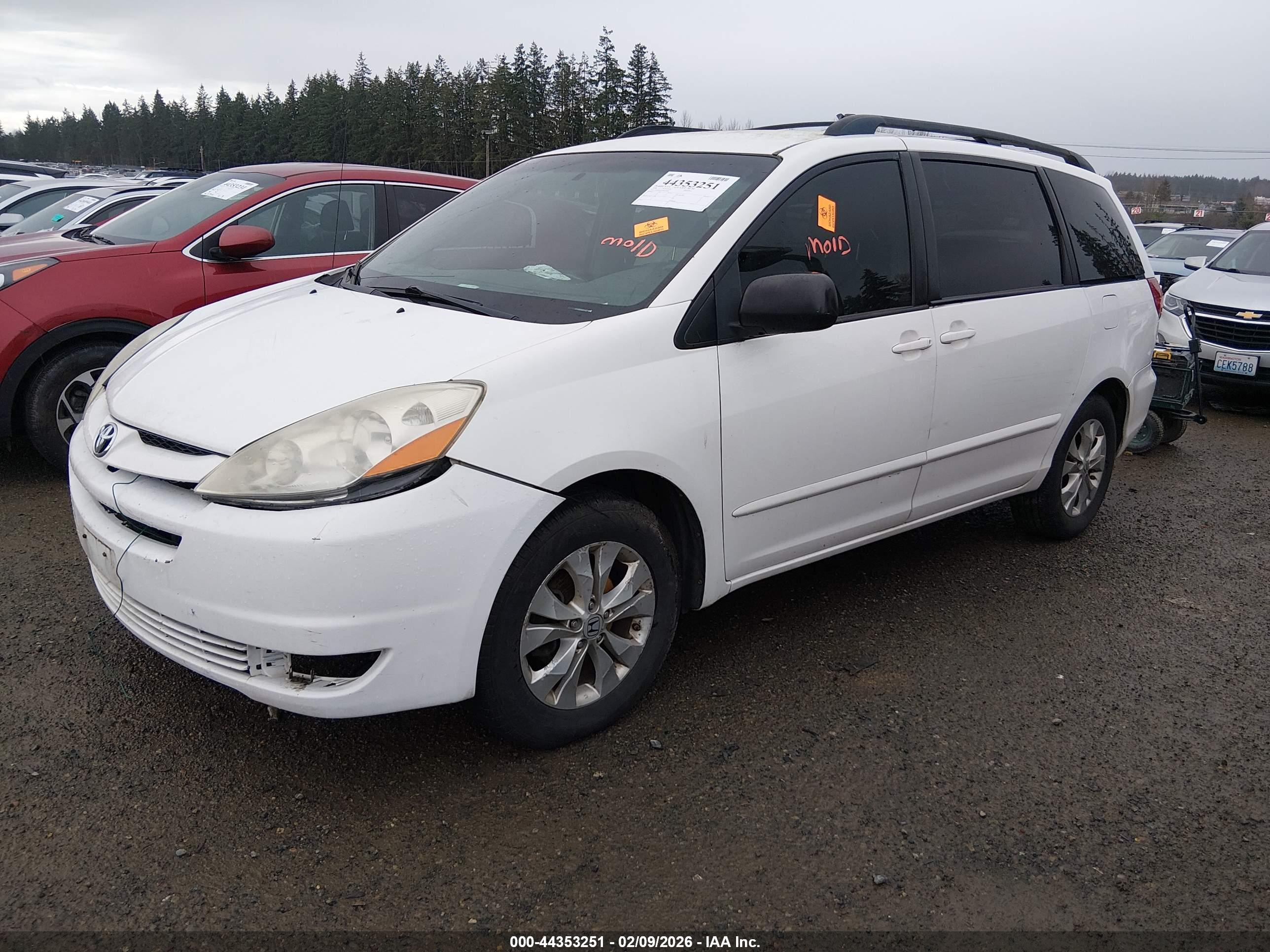 TOYOTA SIENNA image 2