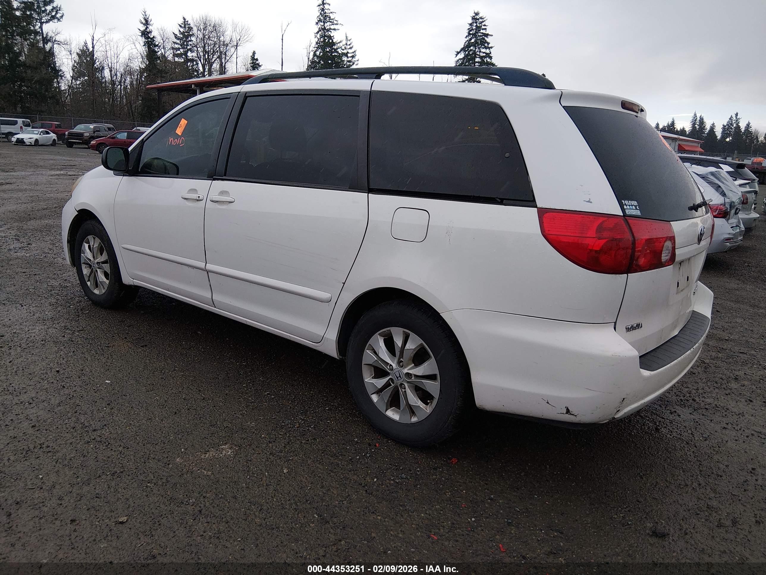 TOYOTA SIENNA image 3