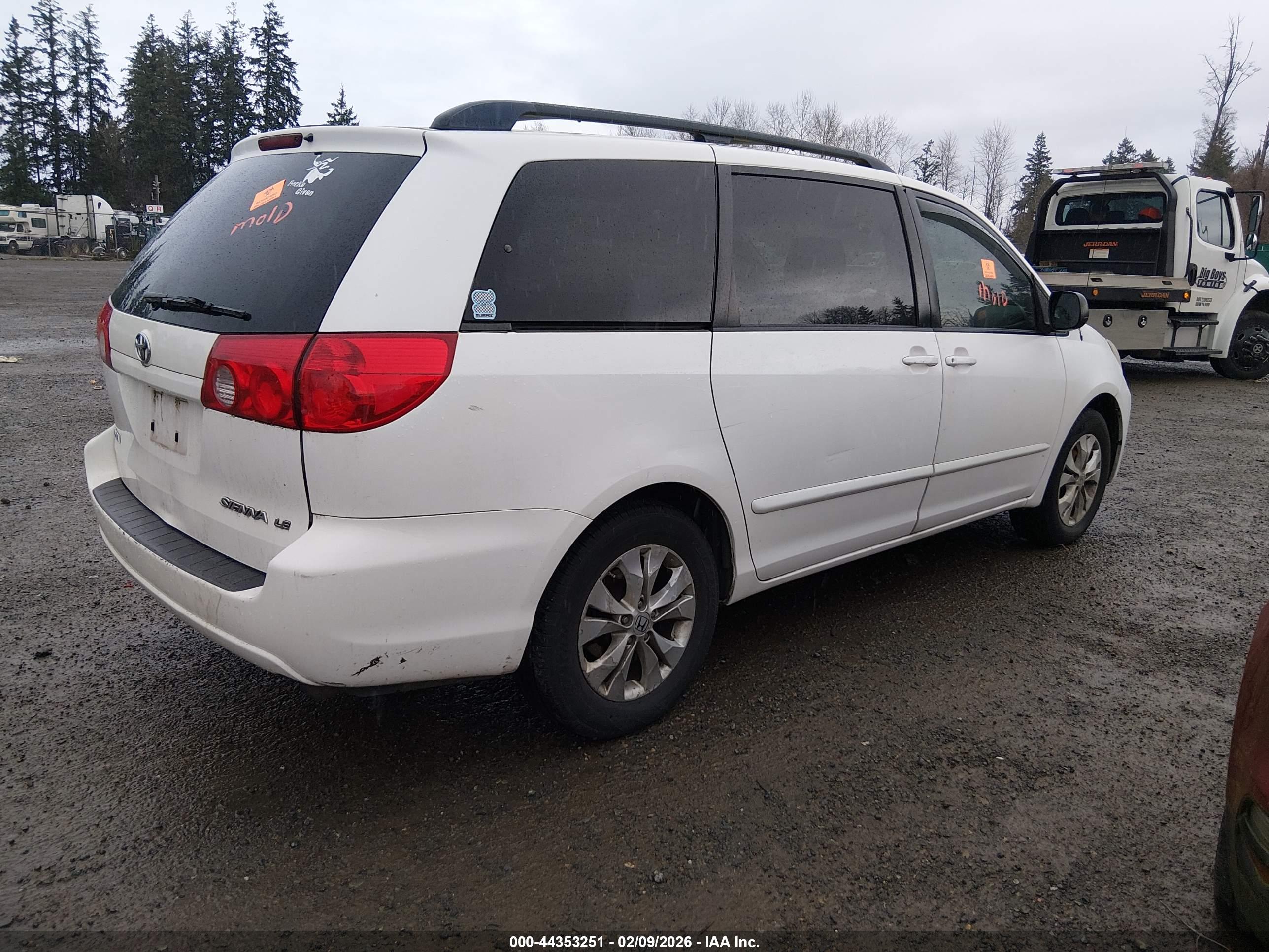 TOYOTA SIENNA image 4
