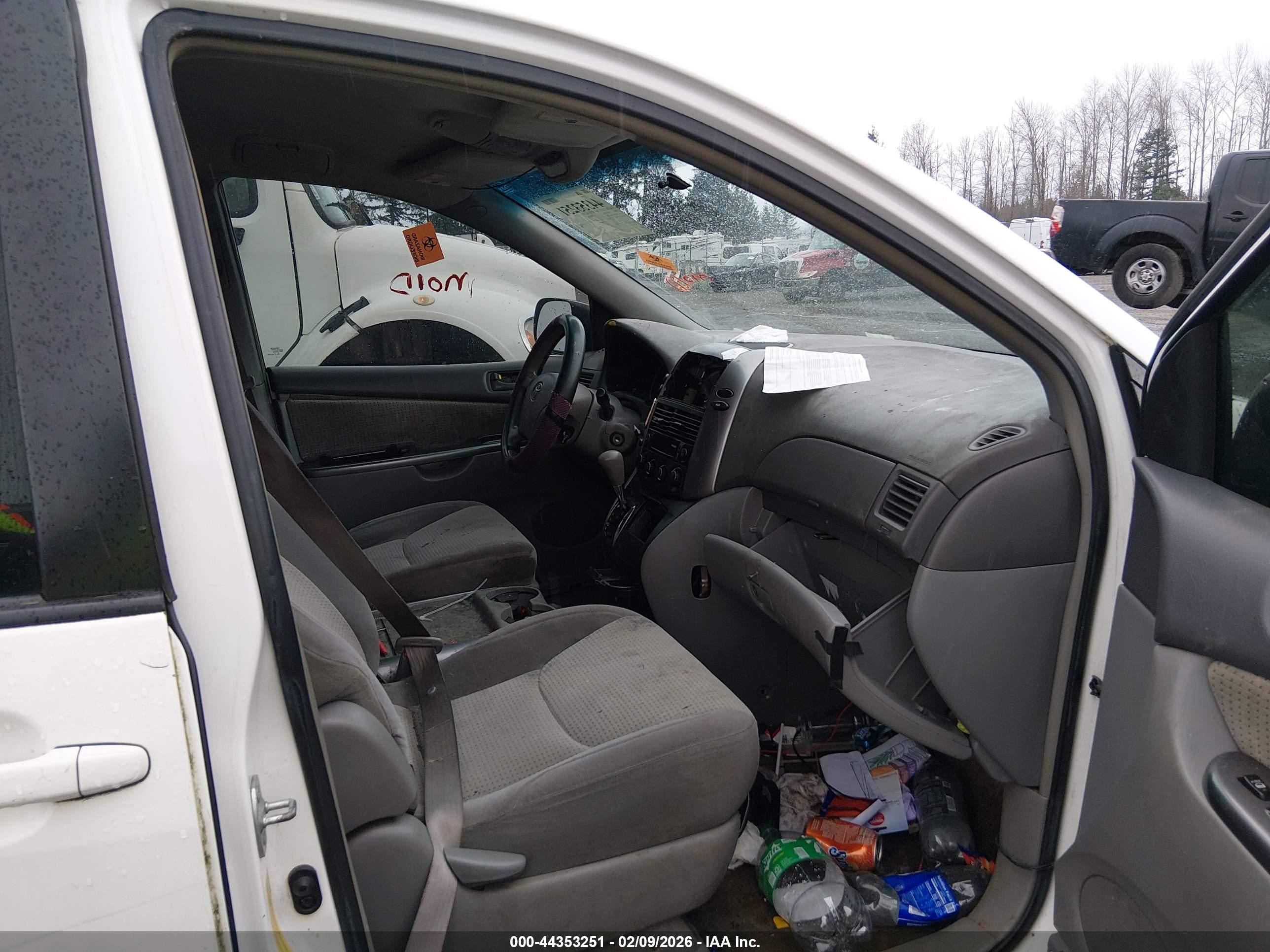 TOYOTA SIENNA image 5