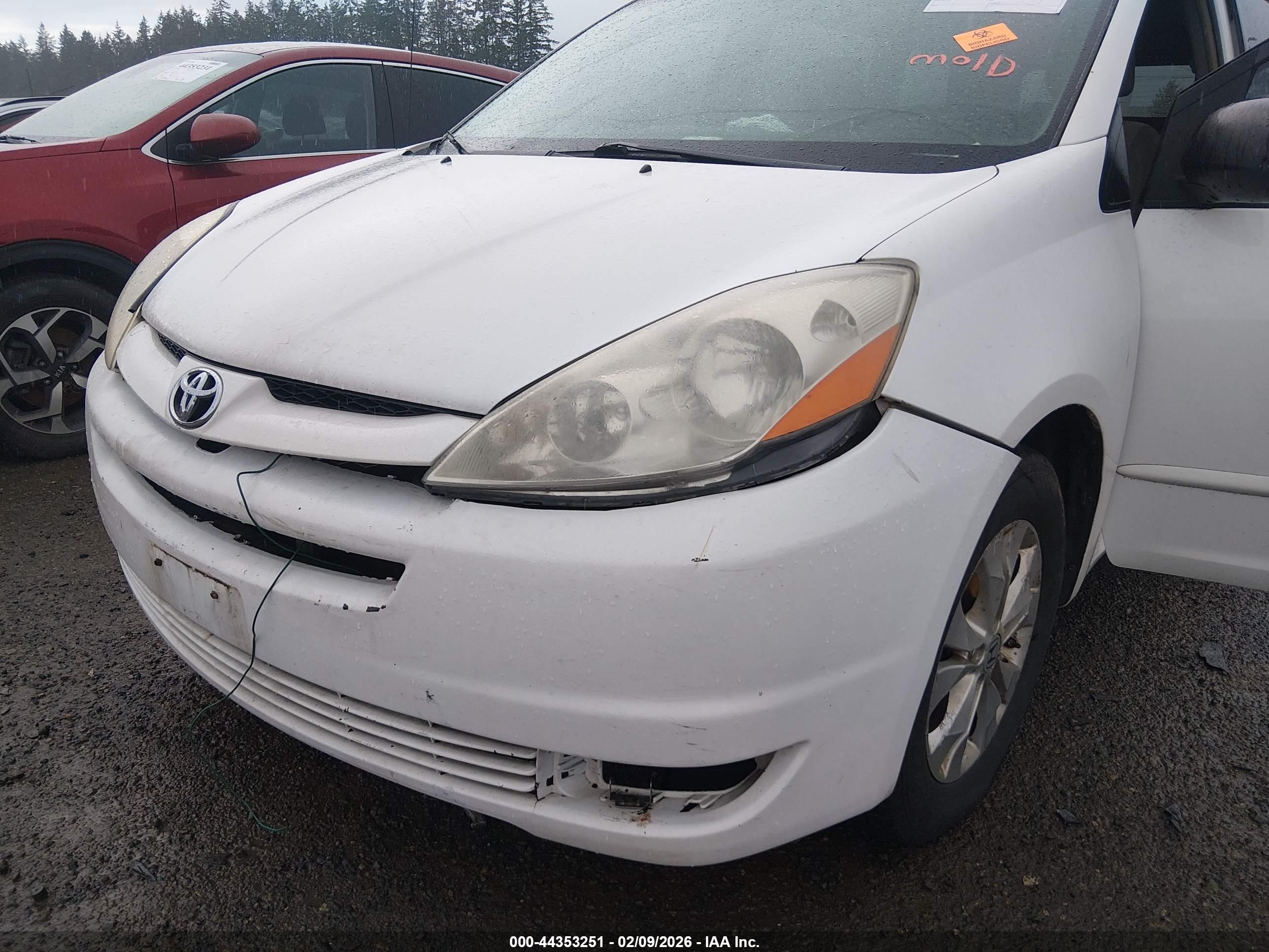 TOYOTA SIENNA image 6