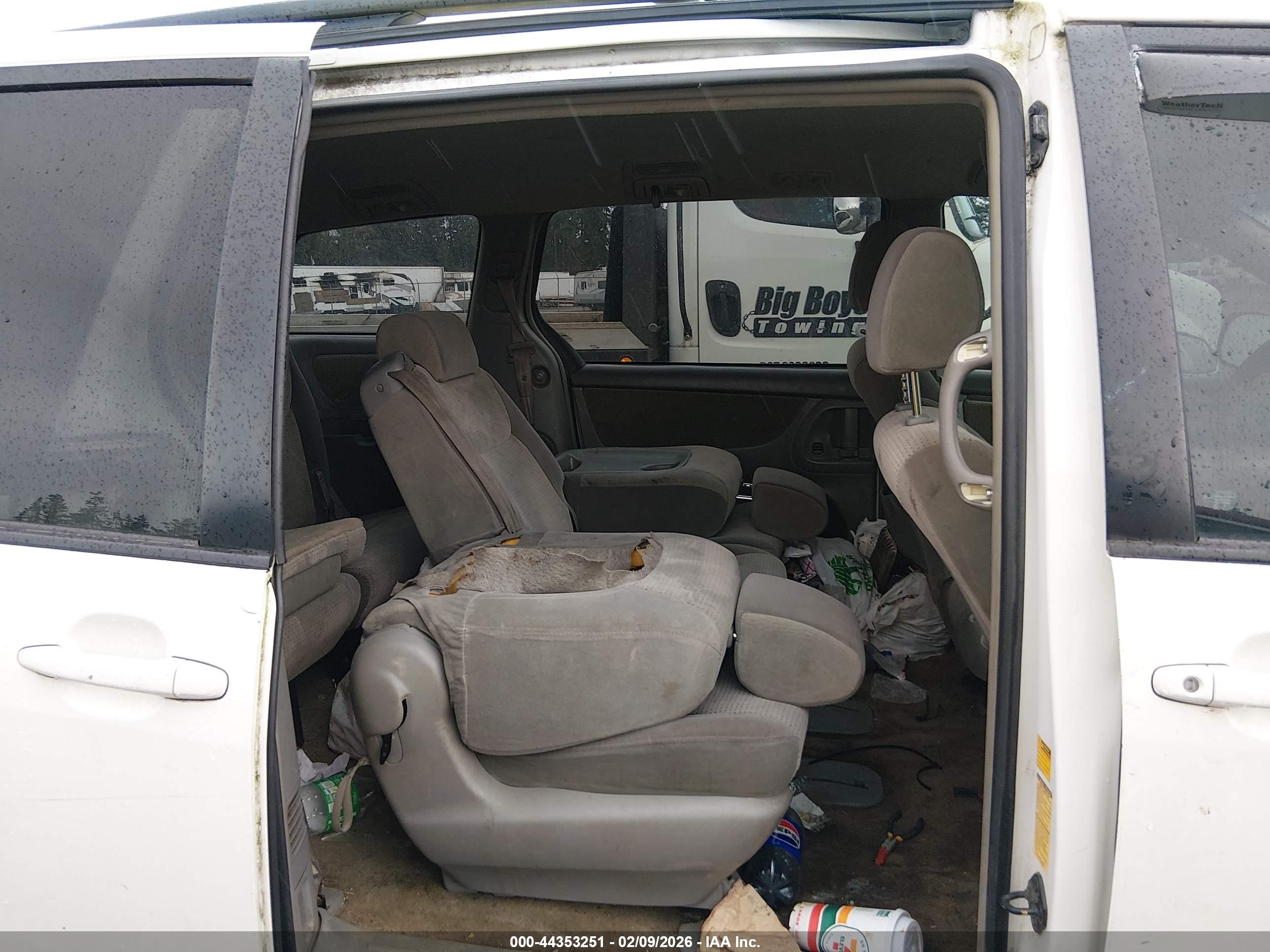 TOYOTA SIENNA image 8