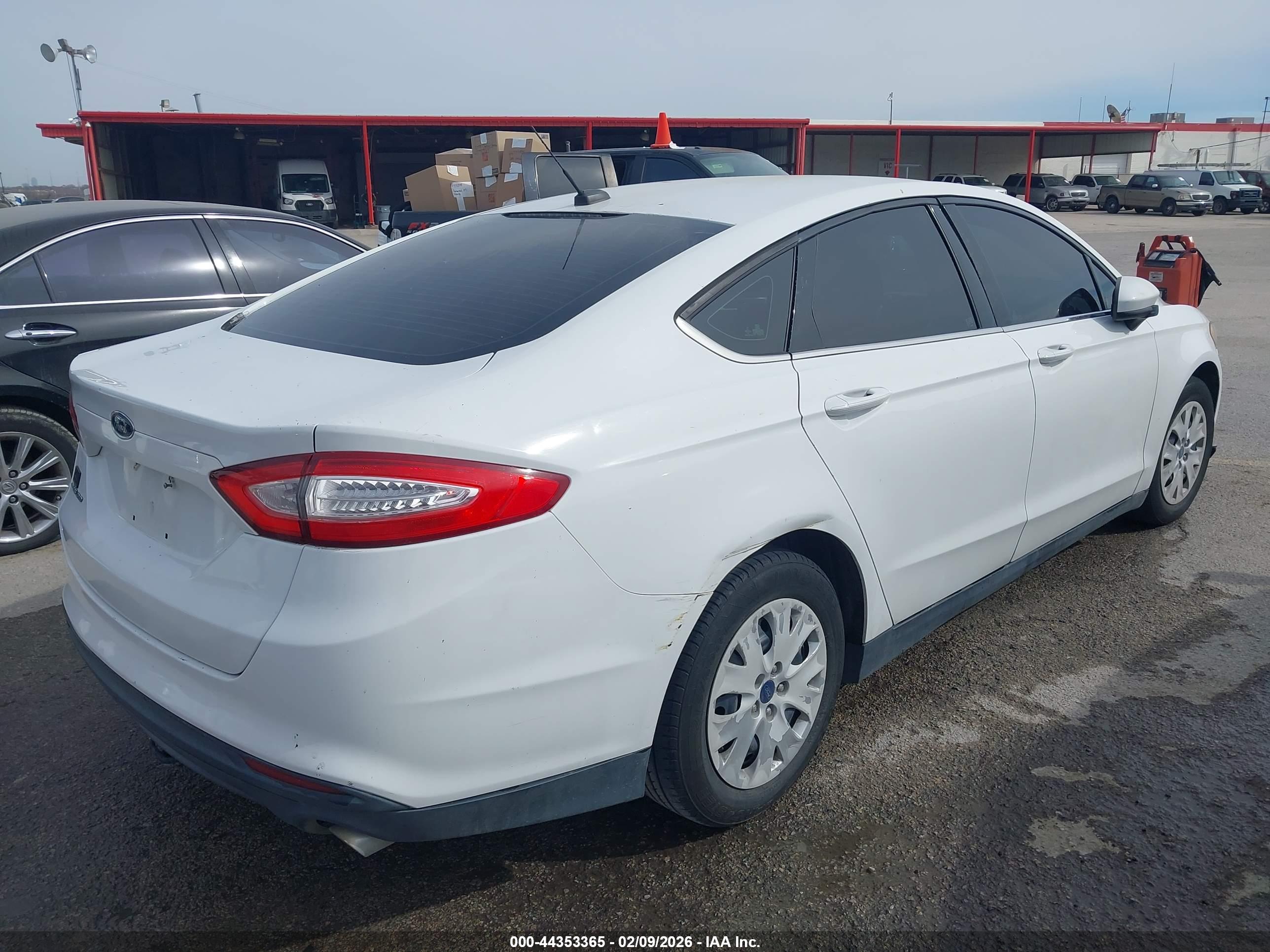 FORD FUSION image 4