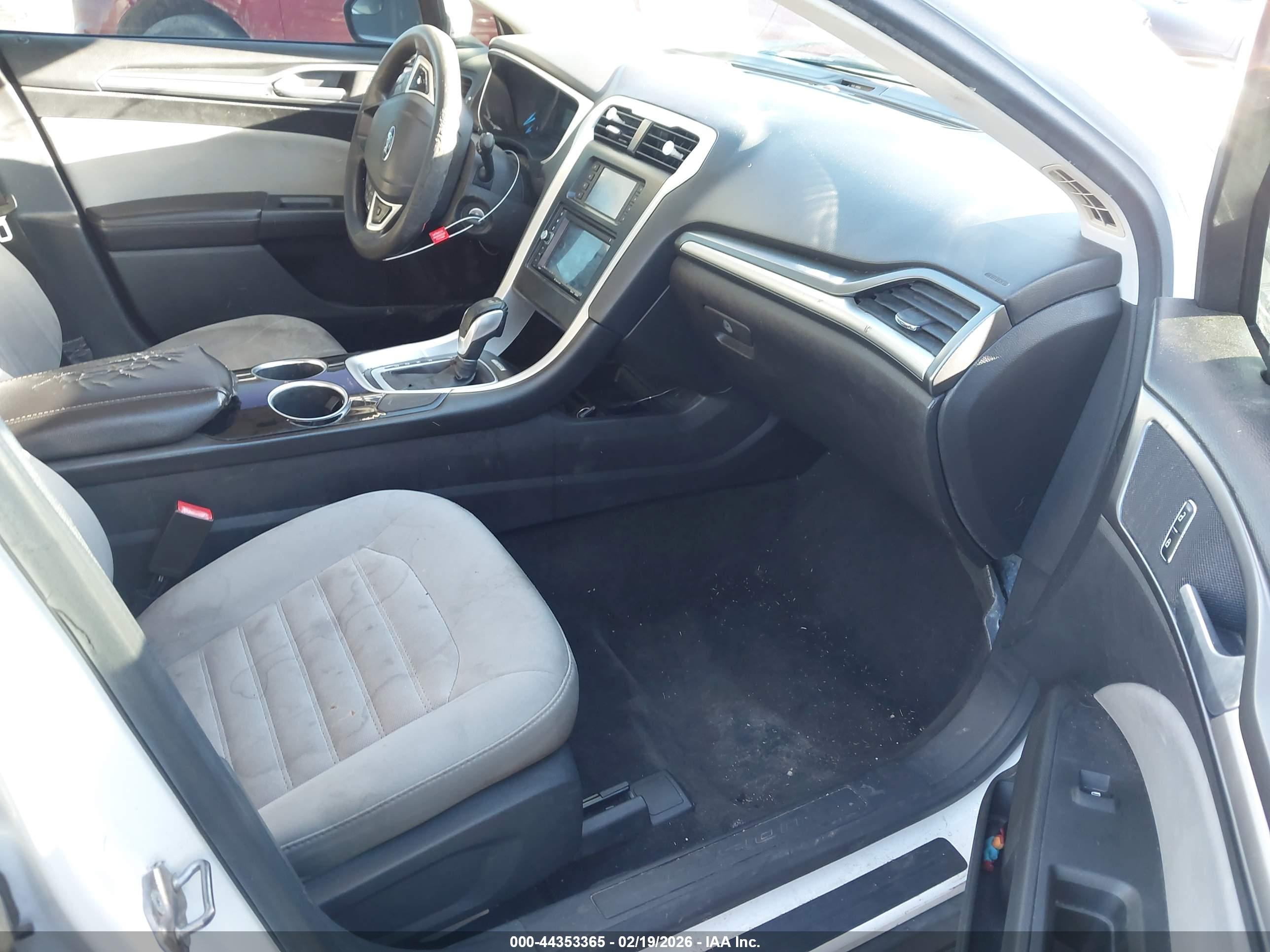 FORD FUSION image 5