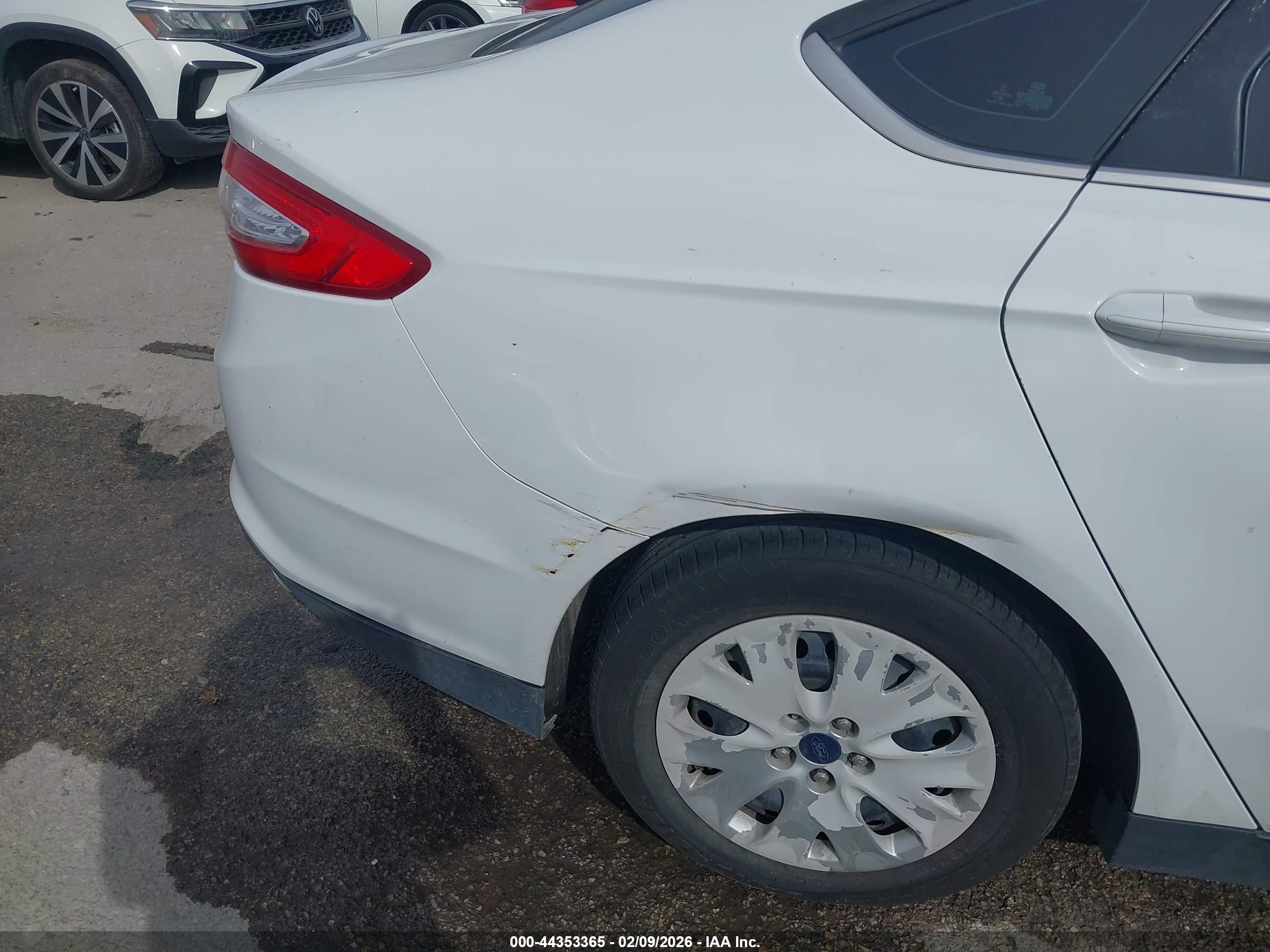 FORD FUSION image 6