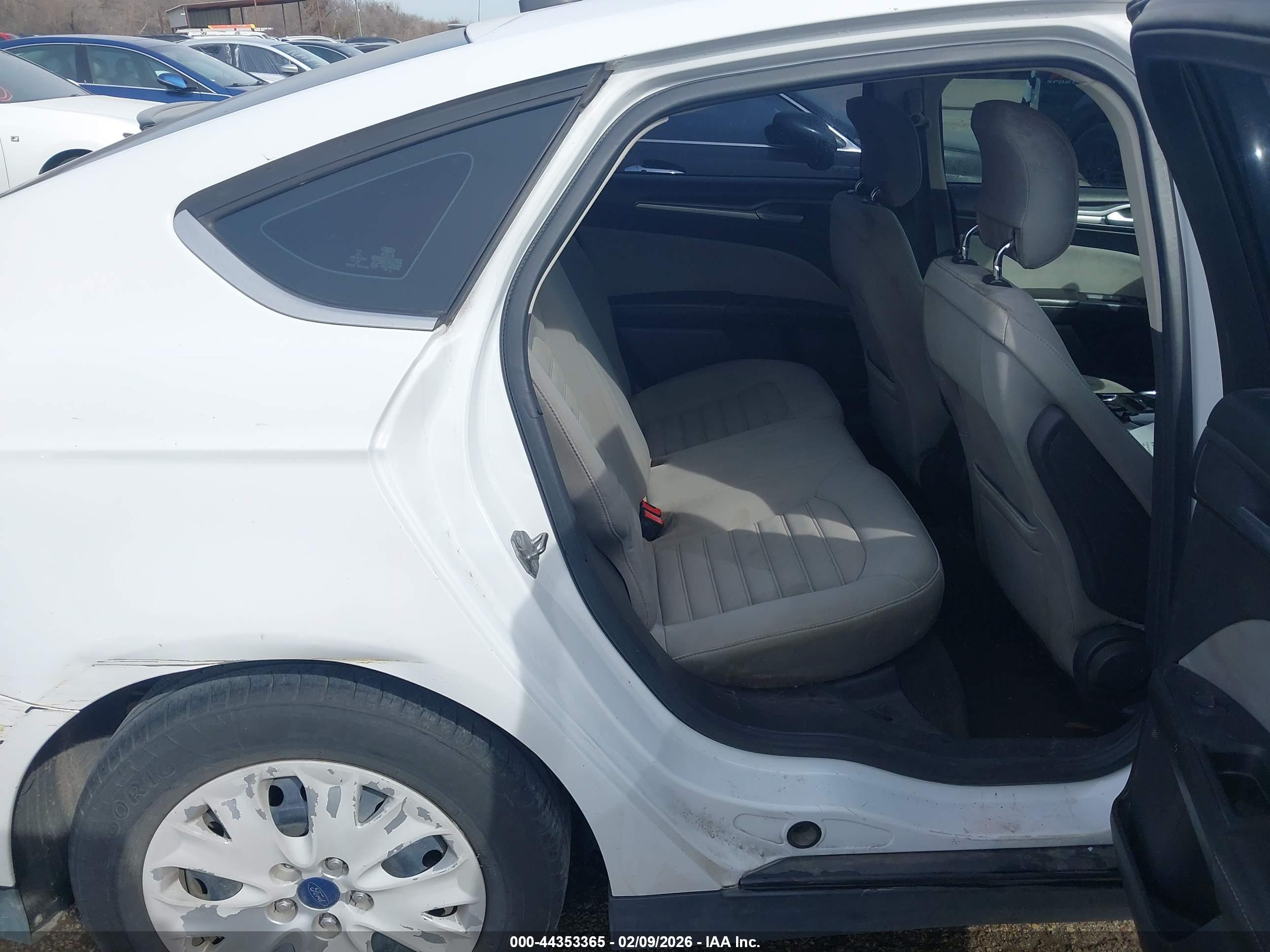 FORD FUSION image 8