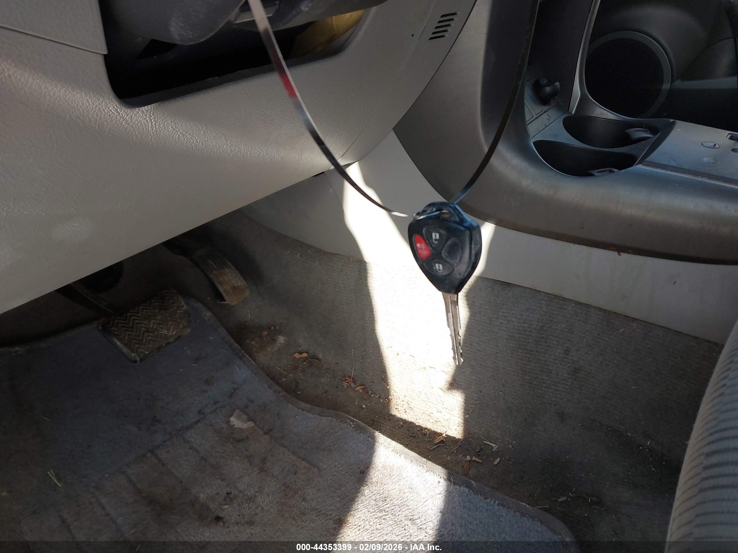 TOYOTA RAV4 image 11