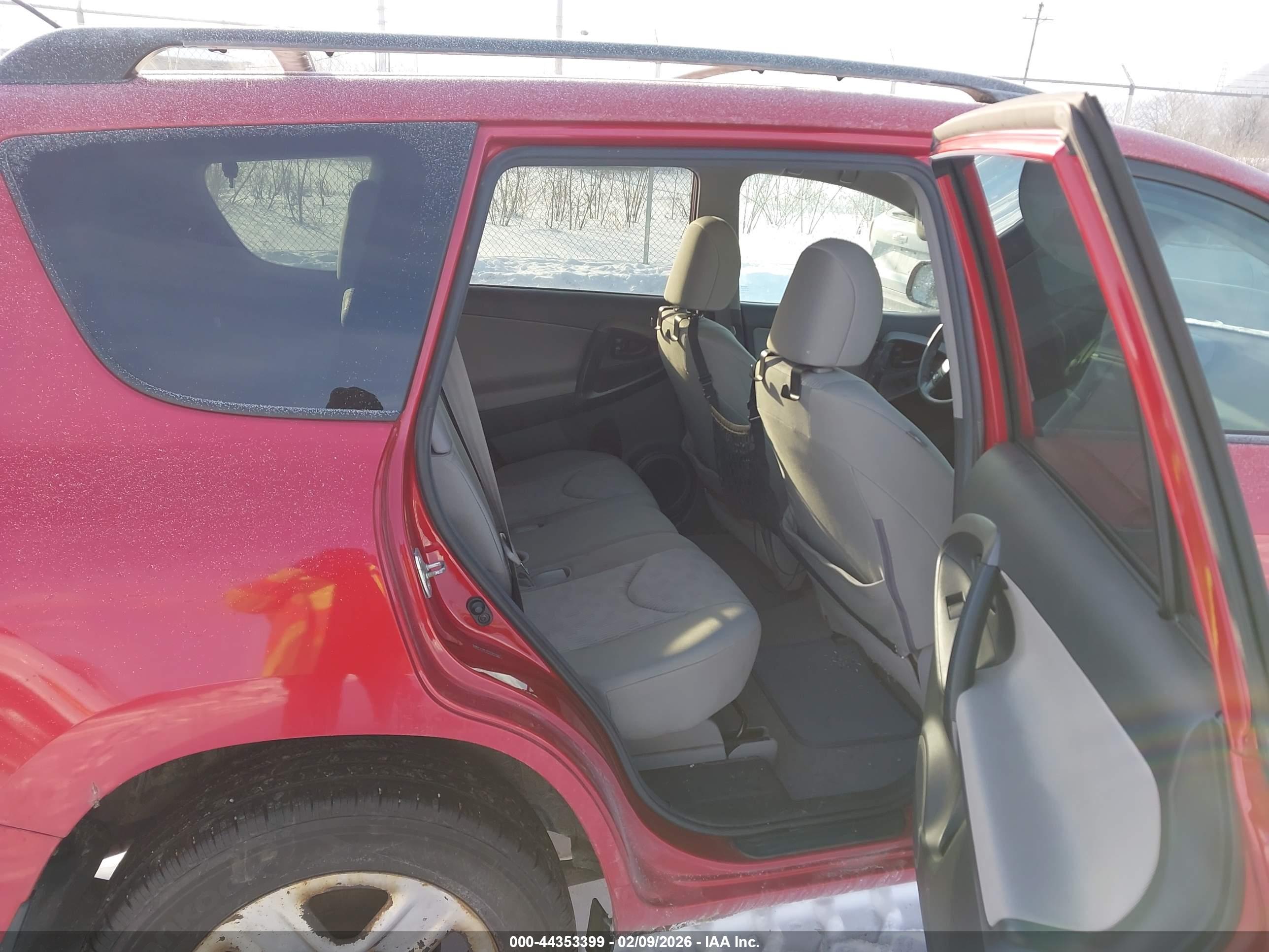 TOYOTA RAV4 image 8